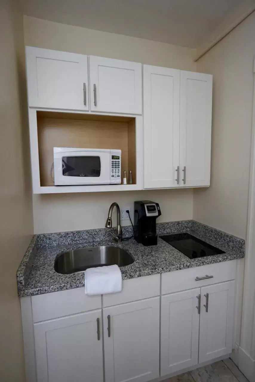 Family Suite - Pet Friendly - West House in The Salem Inn Family Suite - Pet Friendly - West House in The Salem Inn