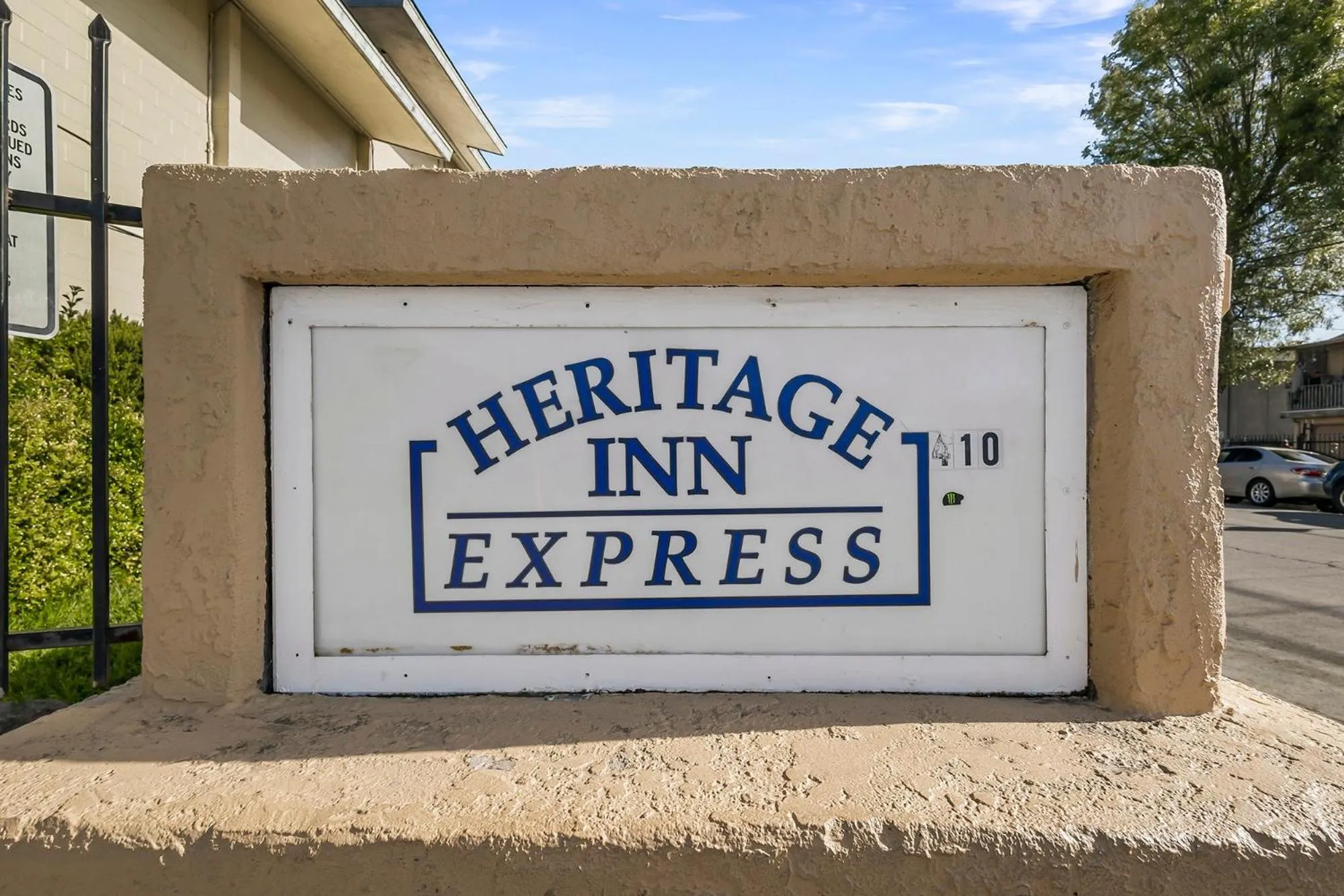 Facade/entrance in Heritage Inn Express Hayward