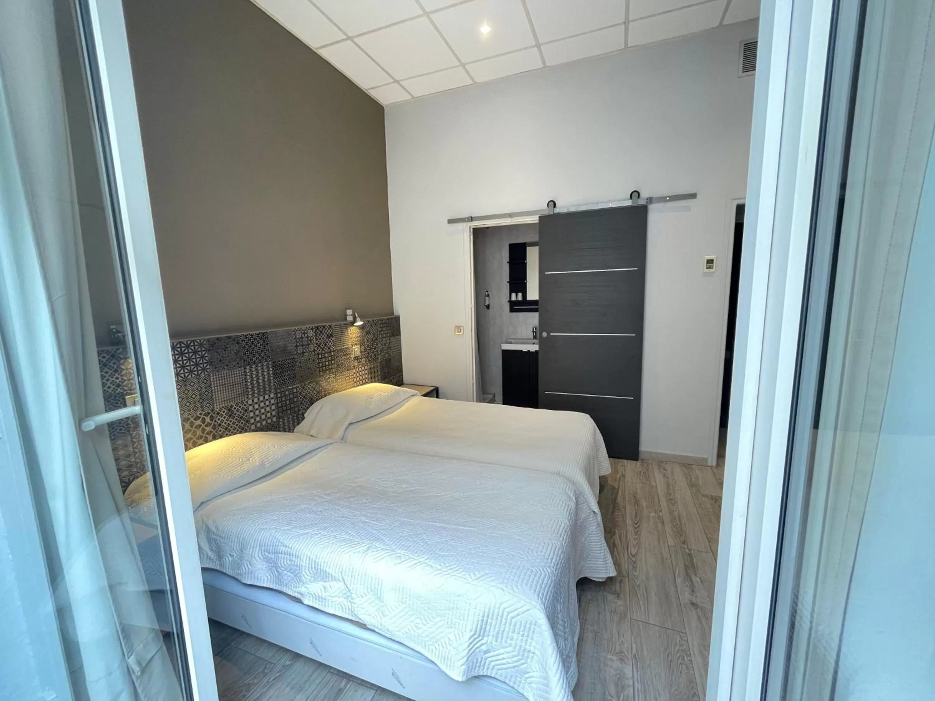 Bed in Hotel de La Comédie - Place De La Comédie-indépendant