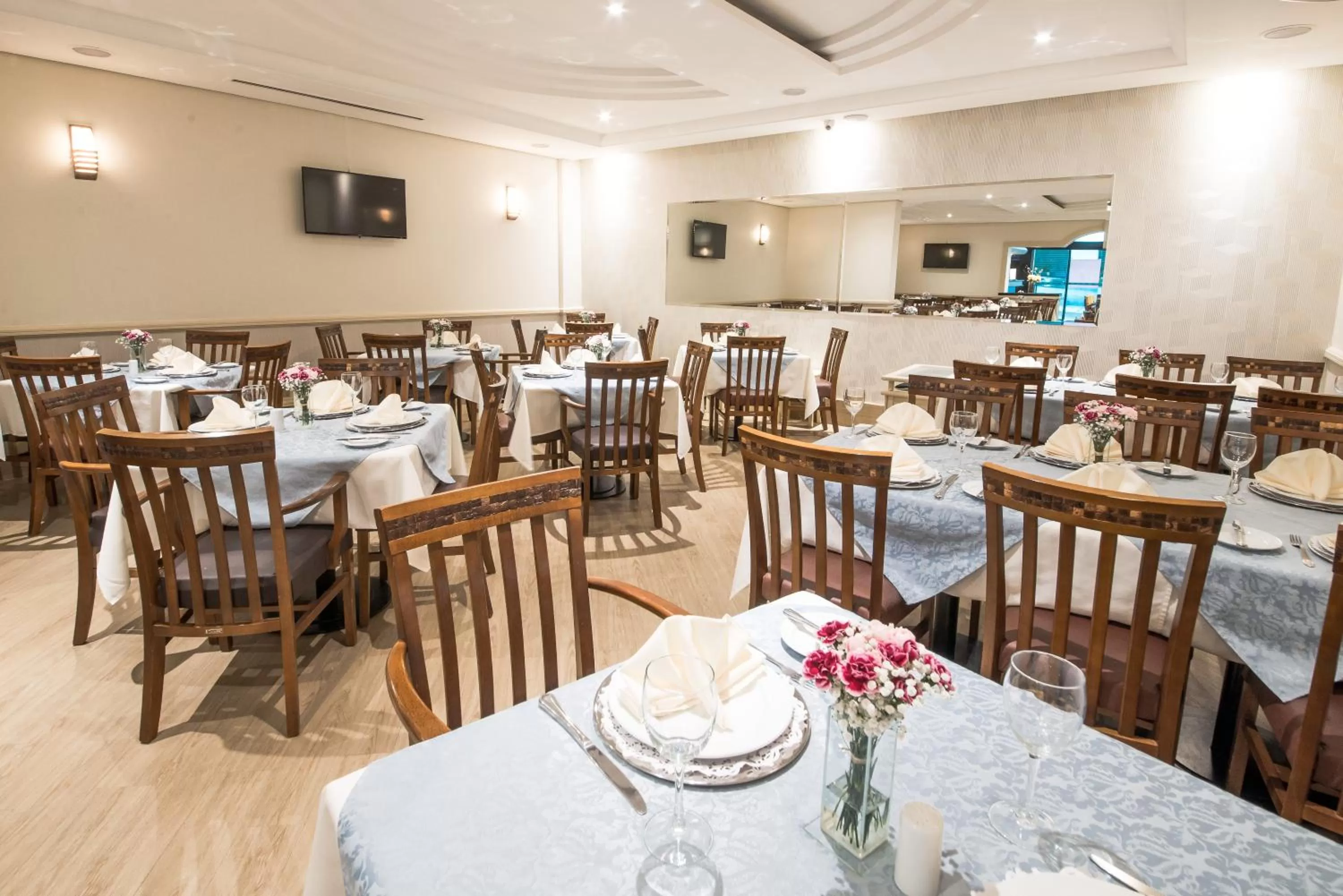 Restaurant/places to eat in Summit Hotel Monaco