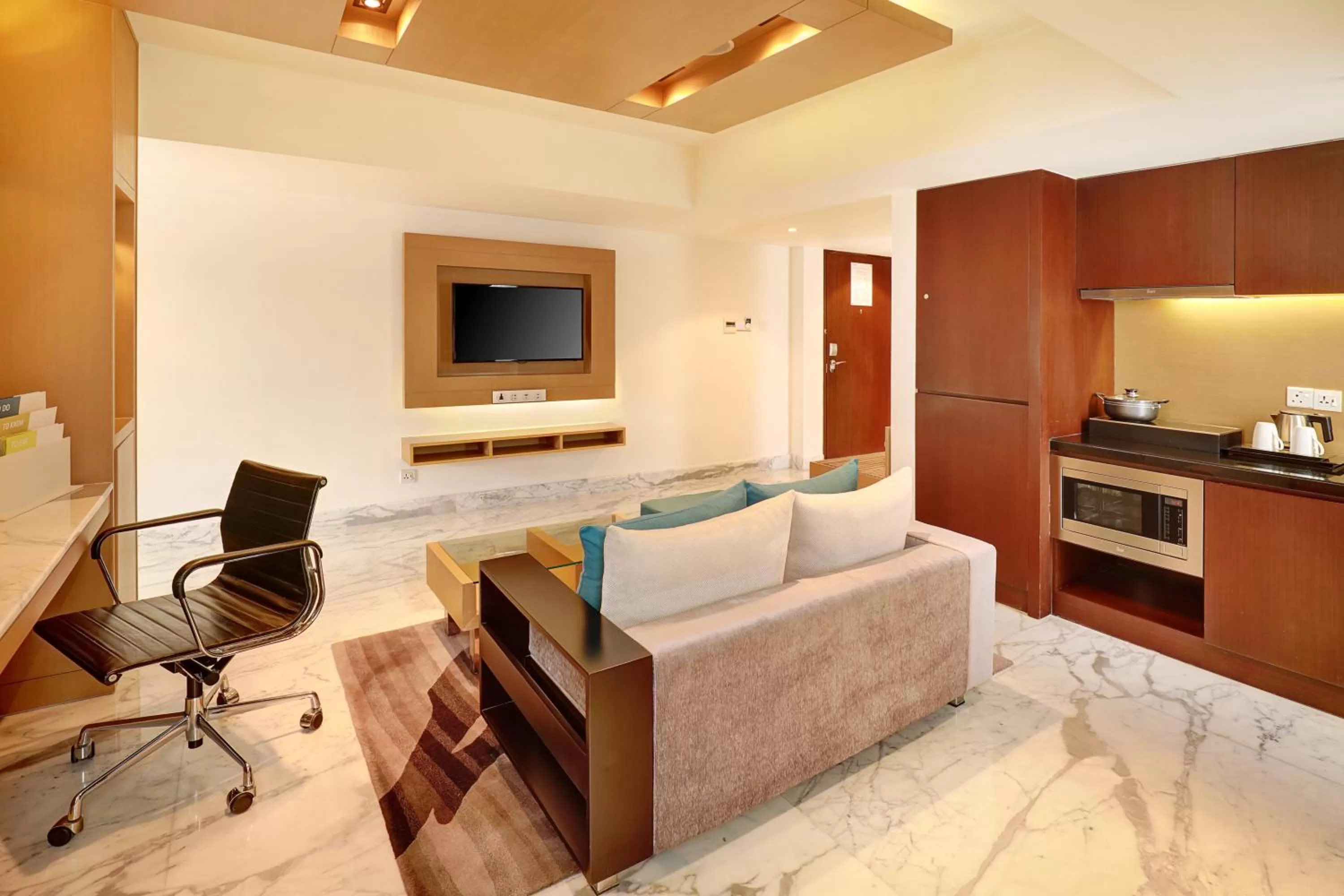 Communal lounge/ TV room in Crowne Plaza Dhaka Gulshan by IHG