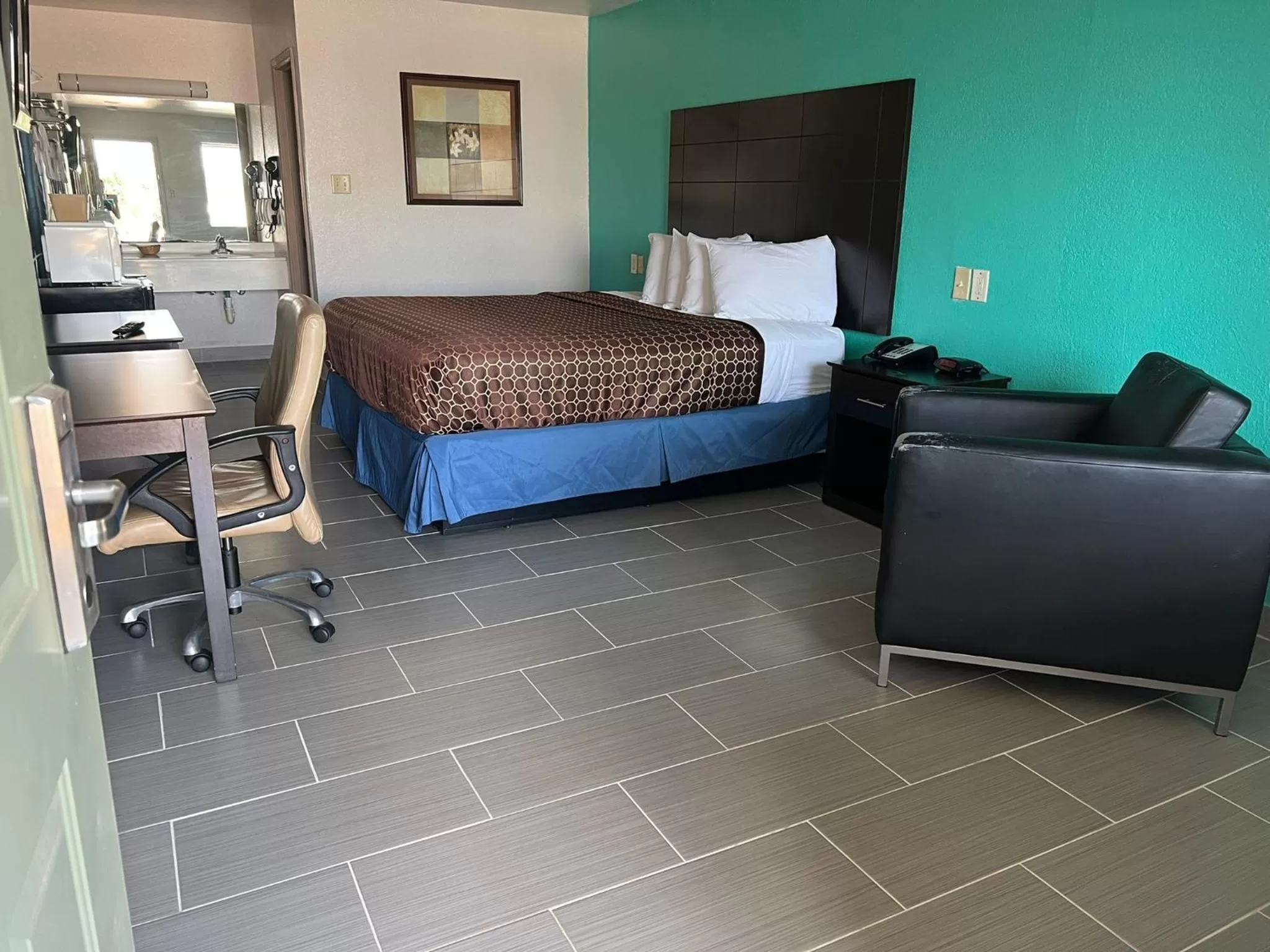 Photo of the whole room, Bed in Country Hill Inn & Suite Eagle Pass