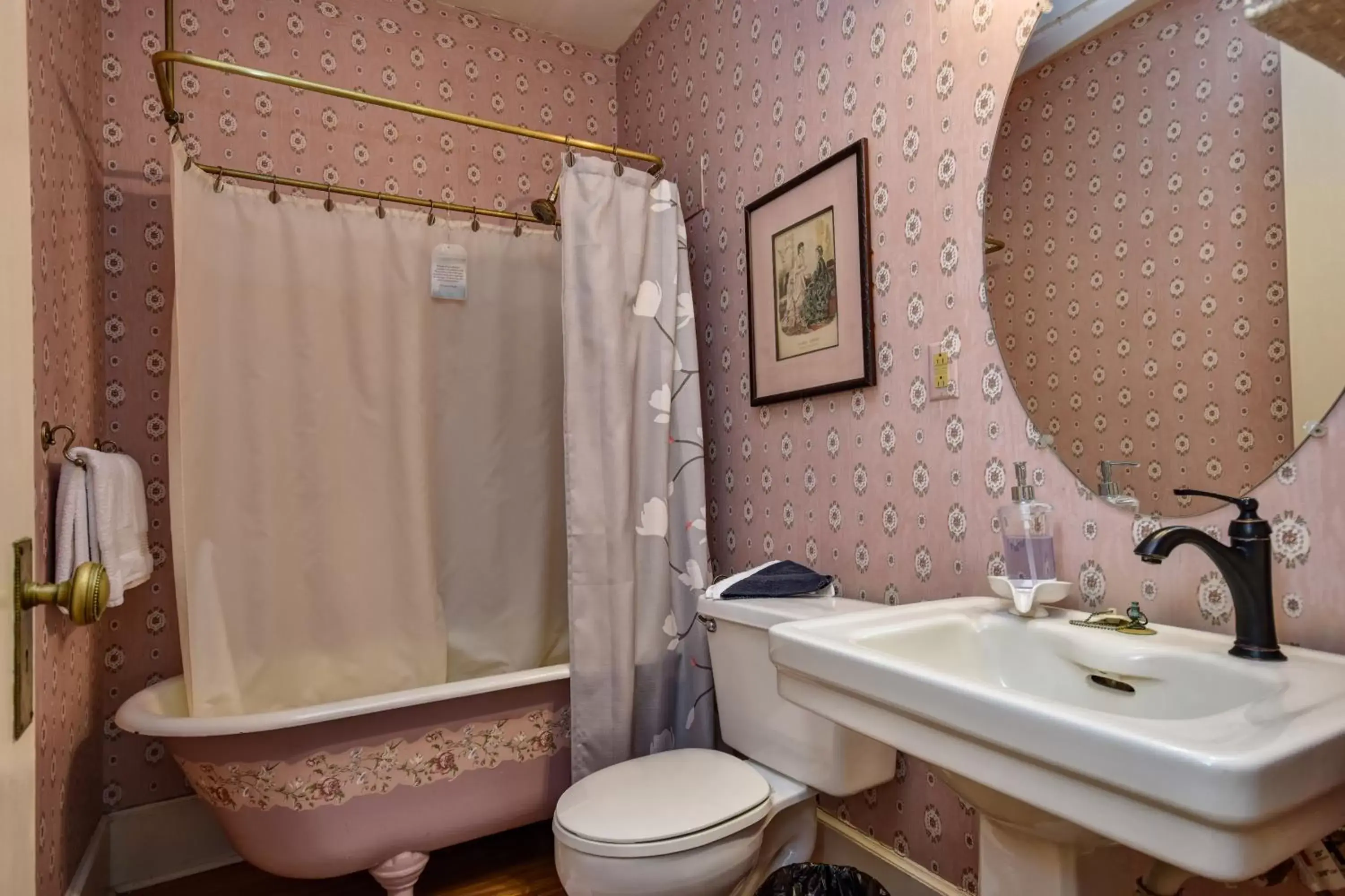 Queen Suite in The Mansion at Elfindale Queen Suite in The Mansion at Elfindale