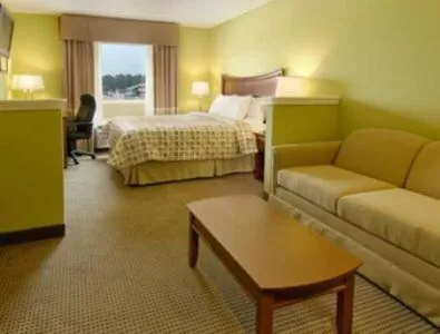 Bedroom, Bed in Days Inn & Suites by Wyndham Swainsboro