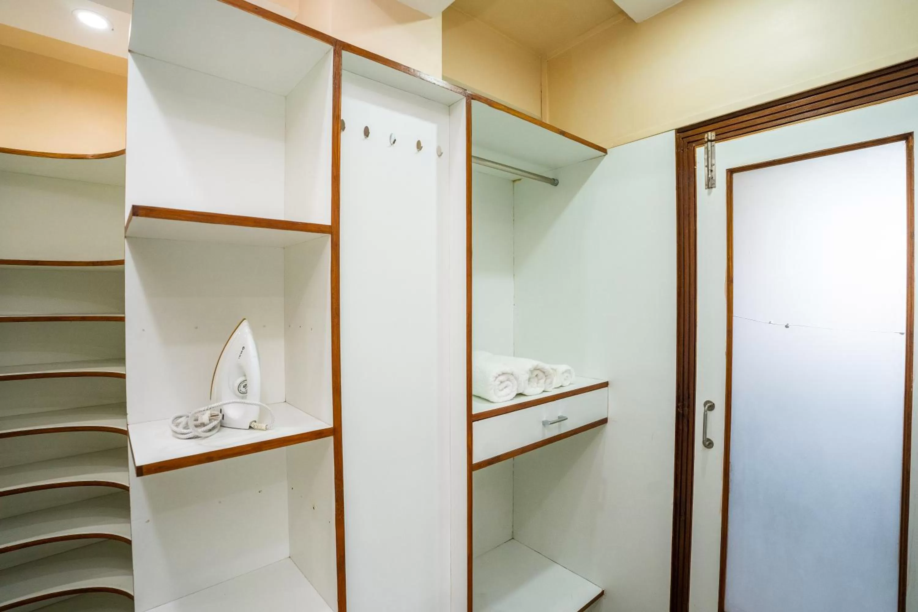 wardrobe, Bathroom in East Land Bed & Breakfast