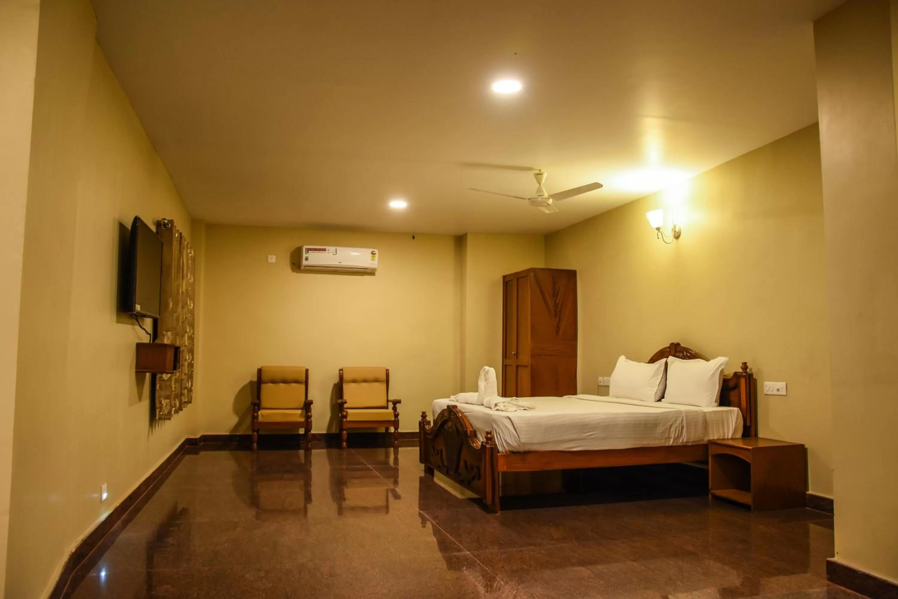 Photo of the whole room in Poppys Tower Tiruppur