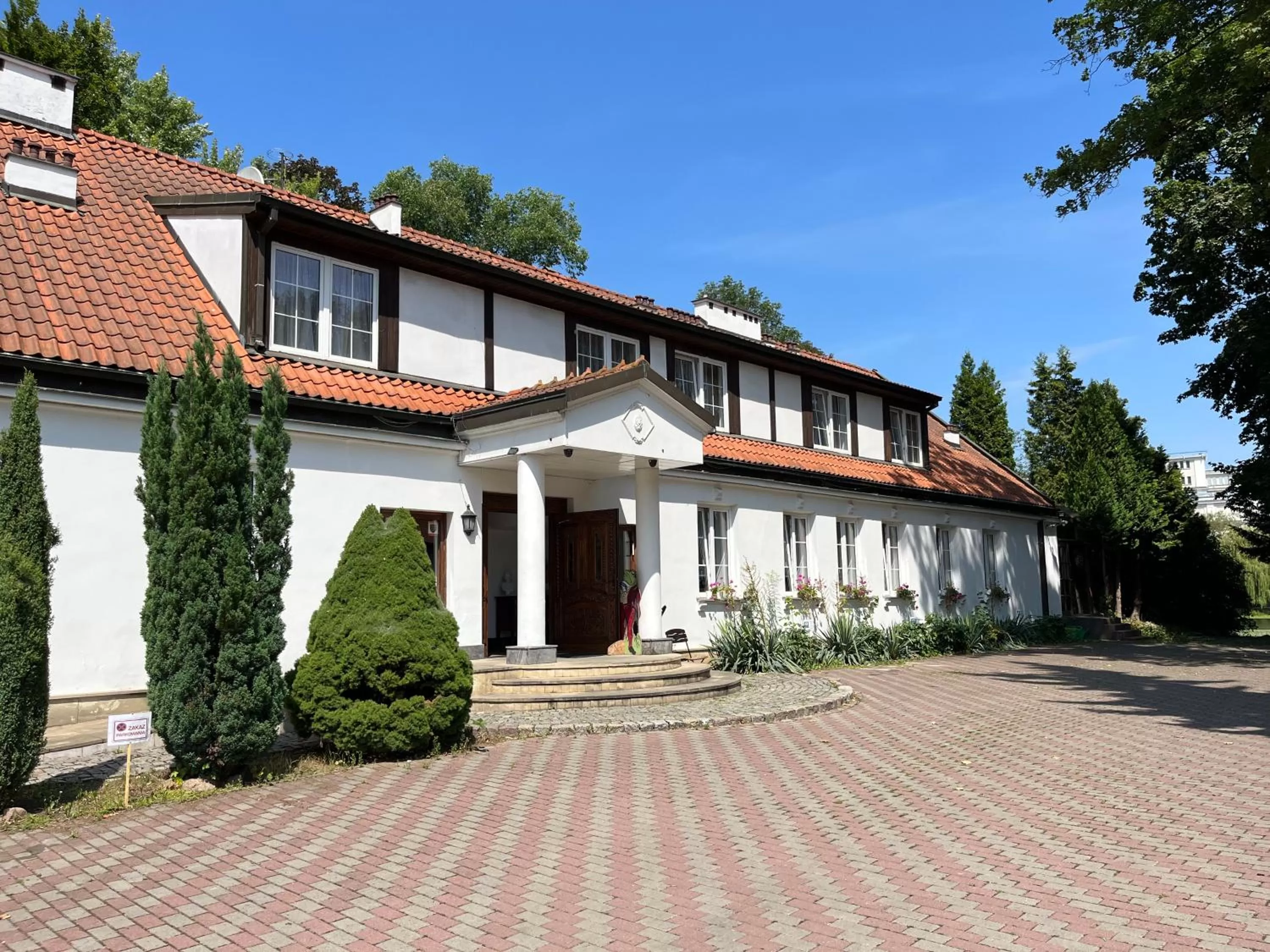 Property building in Dedek Park - historyczny dworek w pięknym Parku Skaryszewskim obok Stadionu Narodowego