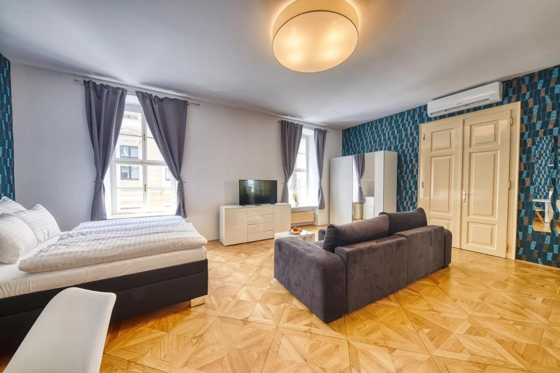 Seating area, Bed in Aapartamentoos