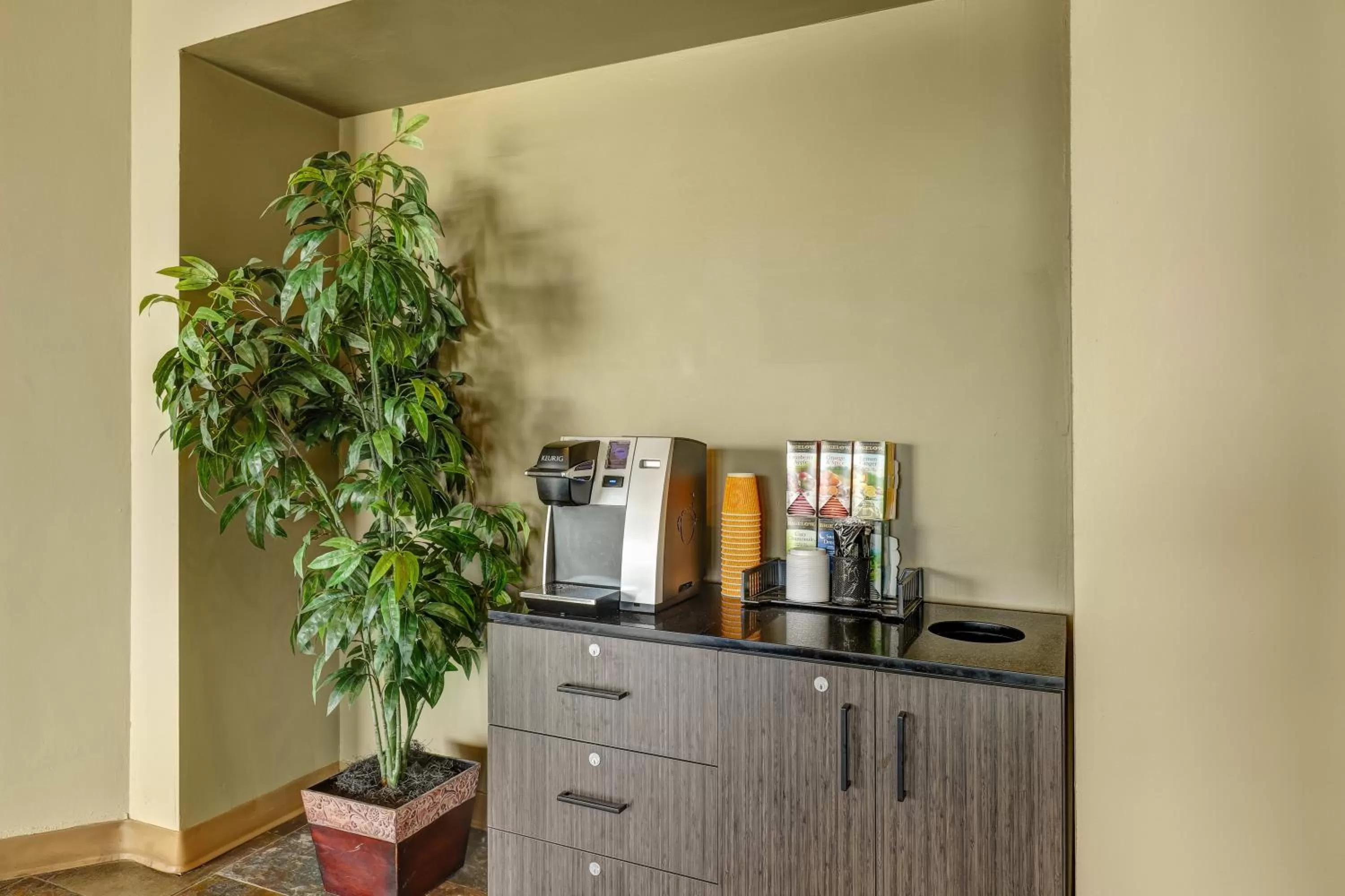Coffee/tea facilities in Motel 6 Brooks AB