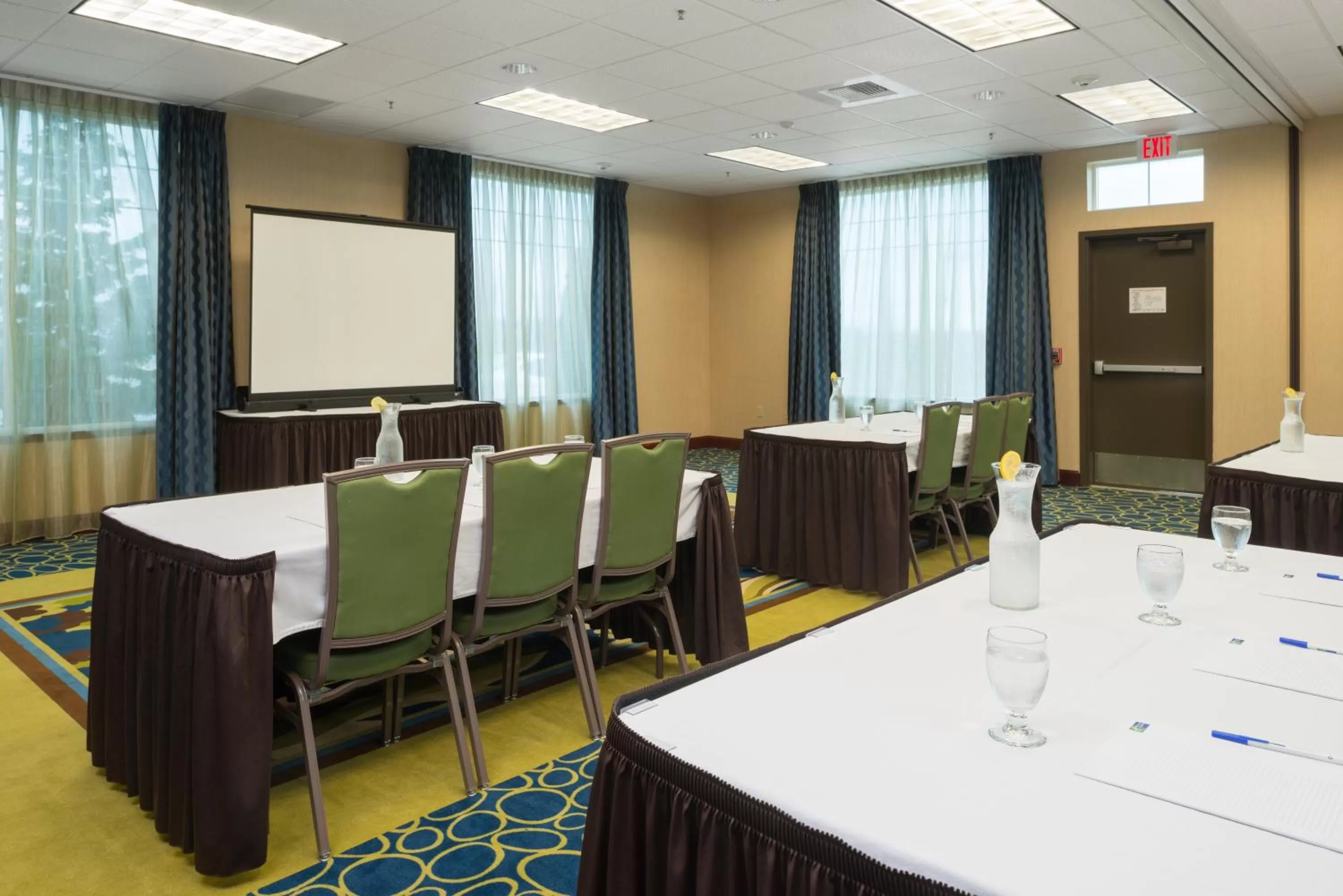 Meeting/conference room in Holiday Inn Express Hotel & Suites North Sequim by IHG