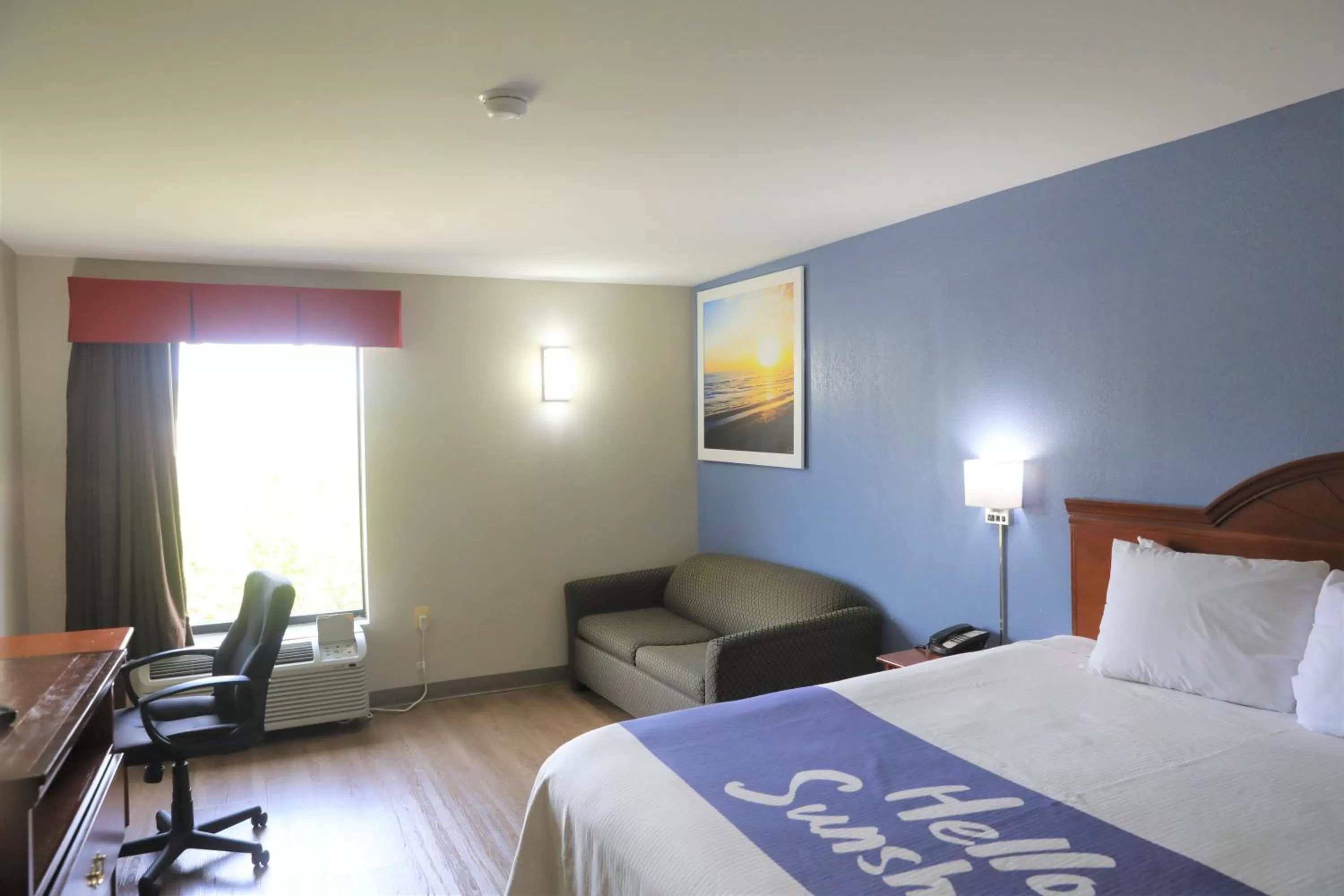 Deluxe King Room with One King Bed - Non-Smoking in Days Inn by Wyndham Manassas