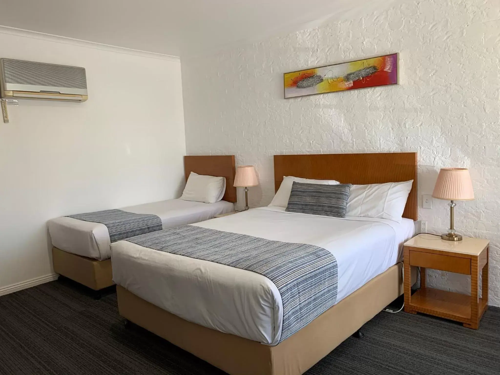 Deluxe Twin Room in Swaggers Motor Inn Deluxe Twin Room in Swaggers Motor Inn