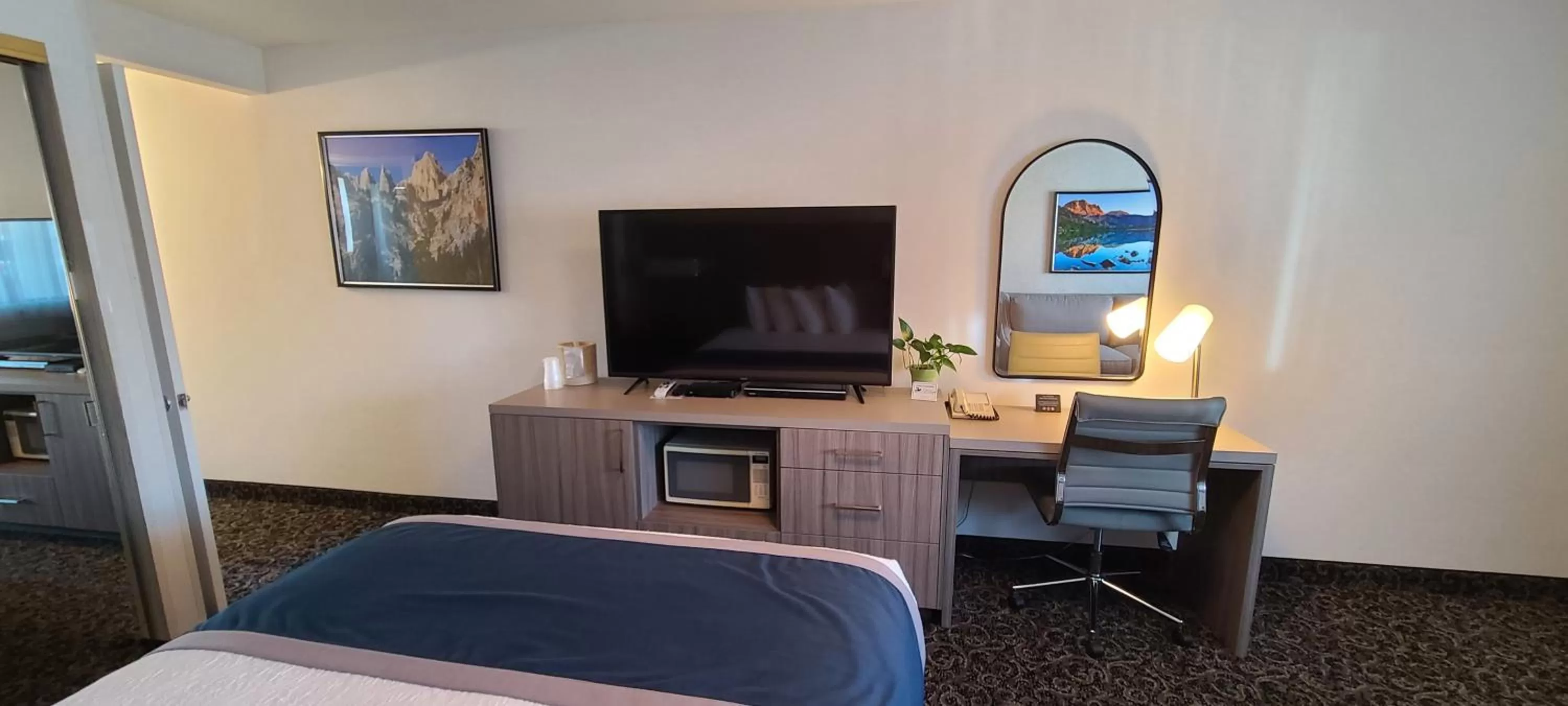 TV and multimedia, Bed in Dow Villa Motel