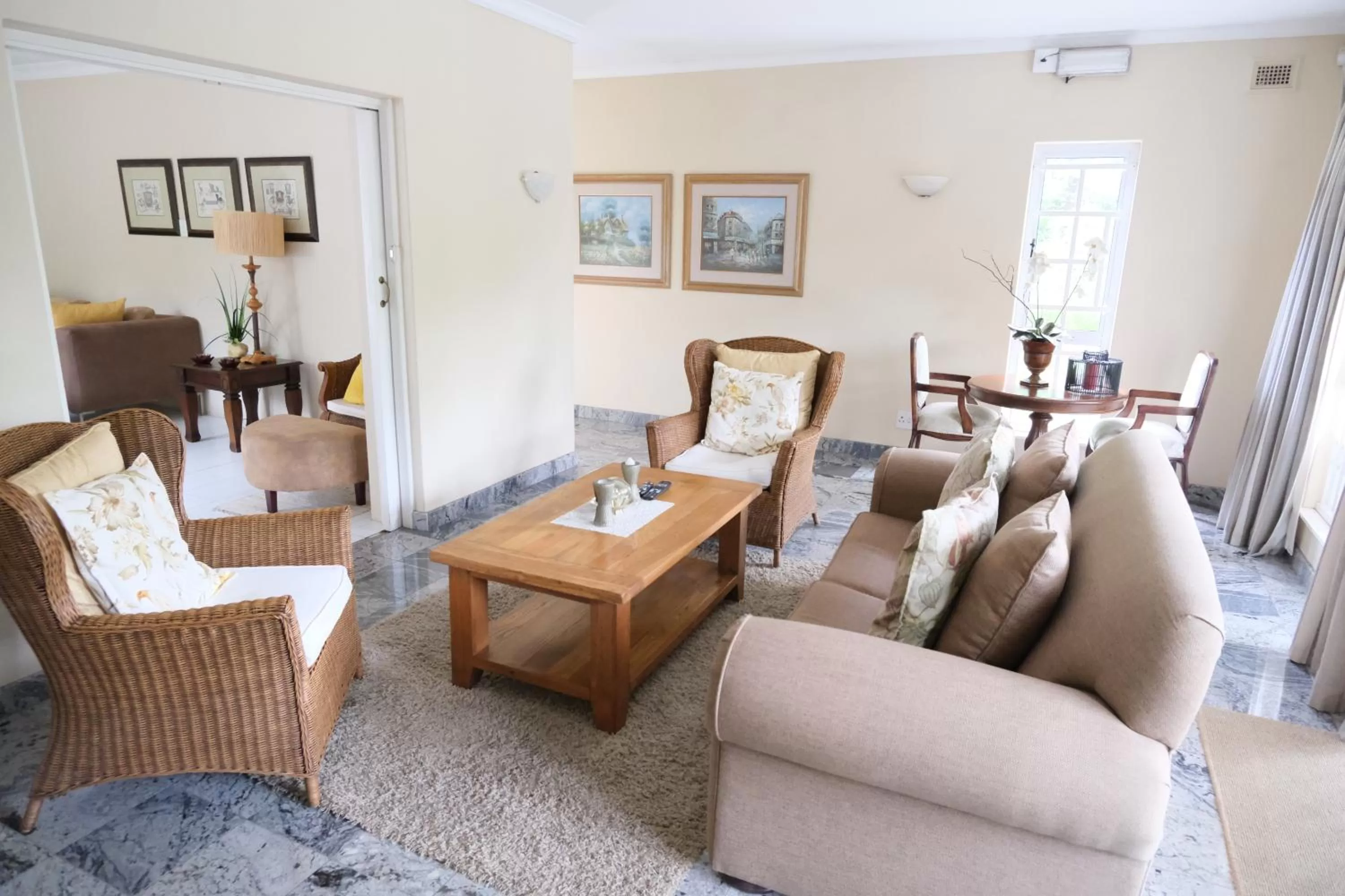 Communal lounge/ TV room in The Whitehouse Bed and Breakfast