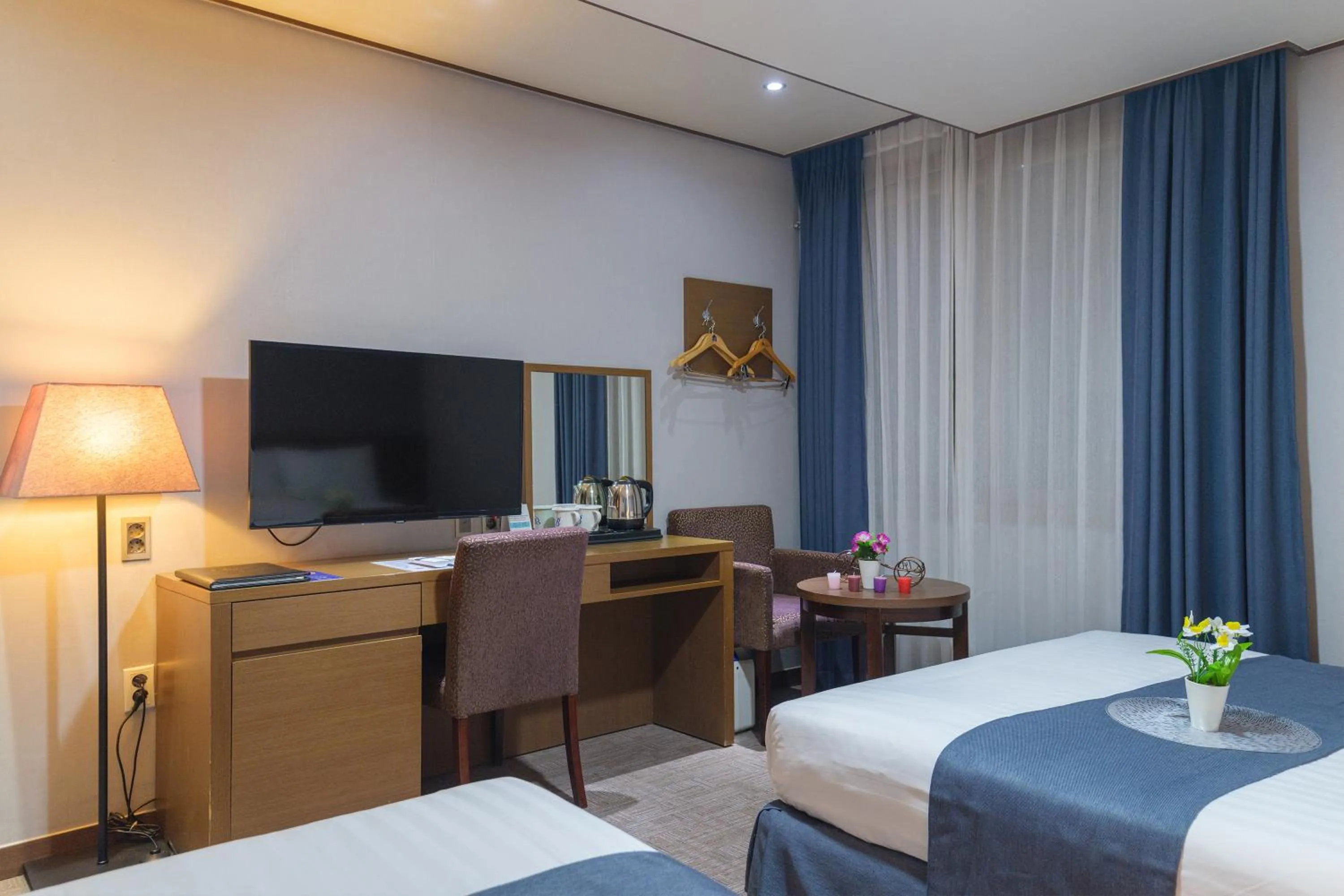 Photo of the whole room, Bed in Benikea Hotel Jeju