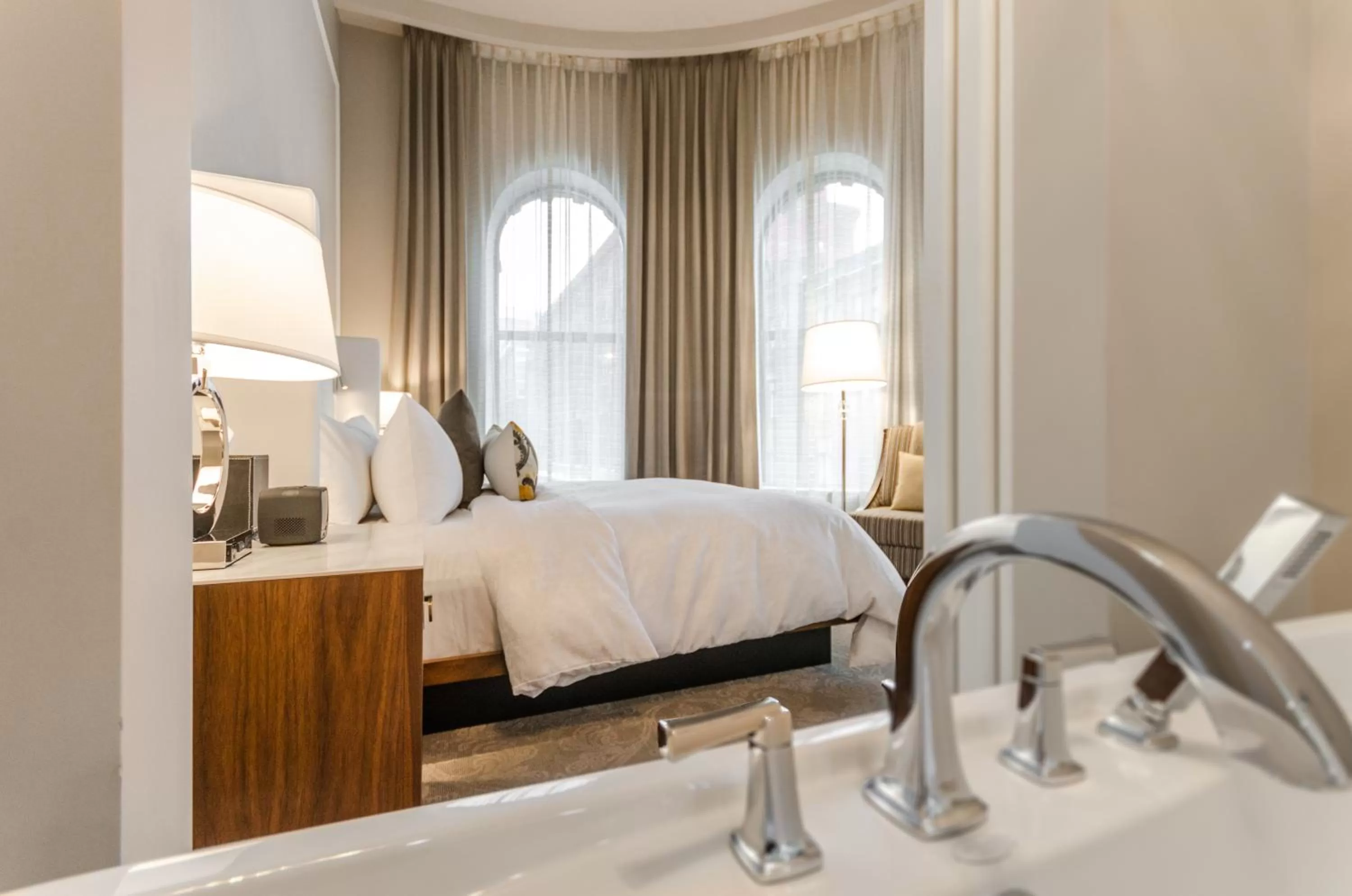 Bathroom, Bed in Hôtel Birks Montréal