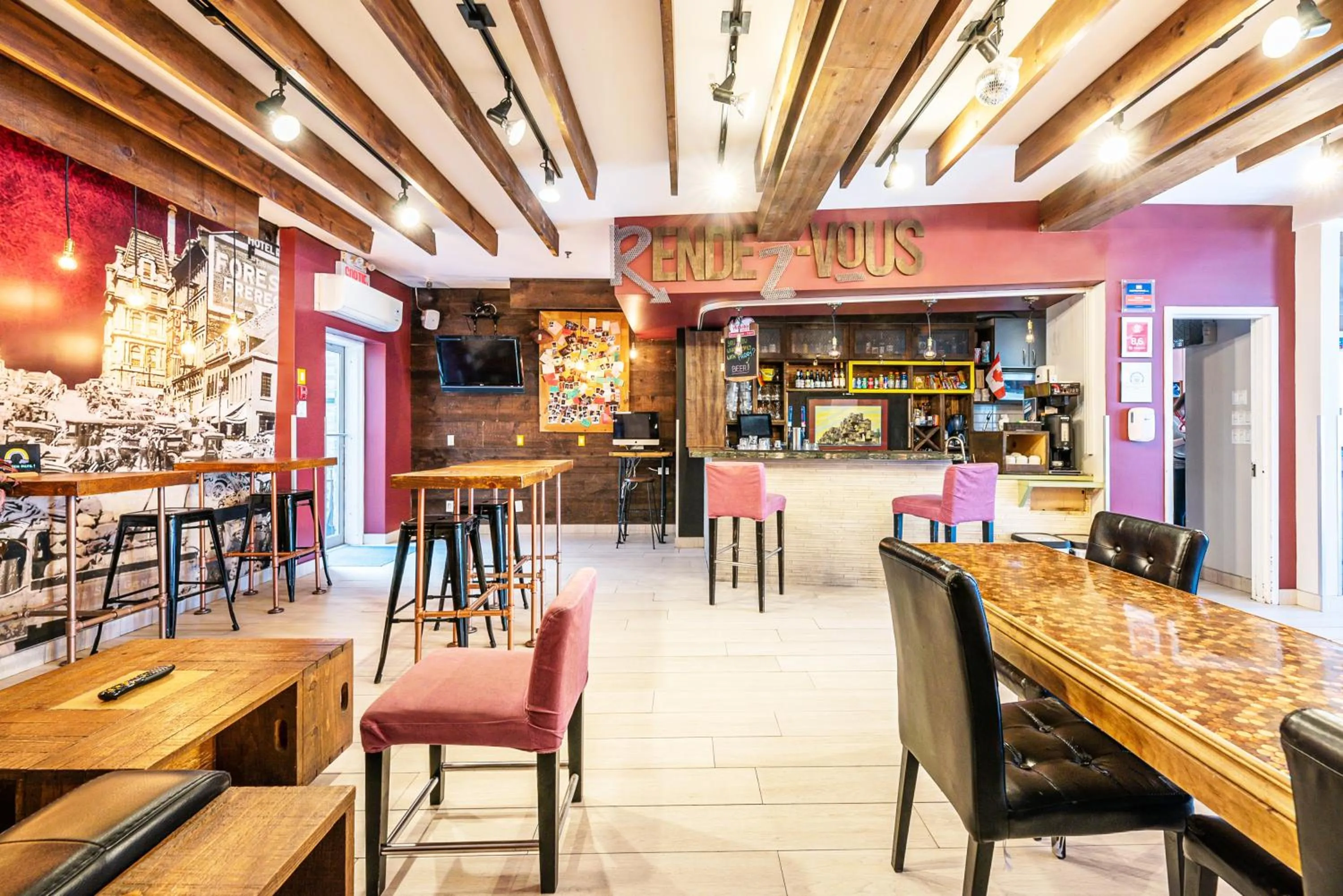 Lounge or bar in Samesun Montreal Hotel & Hostel