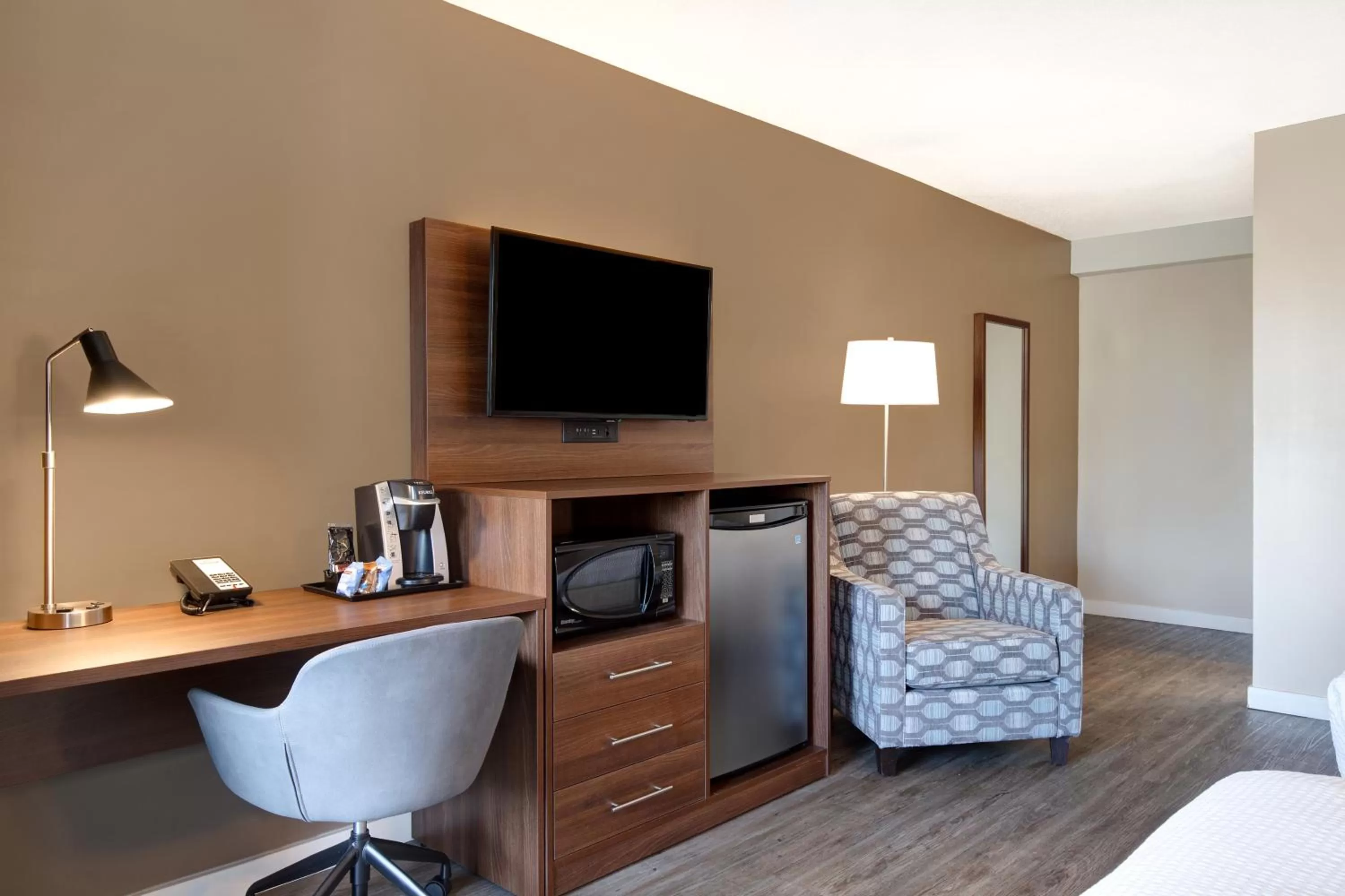 TV and multimedia, Bed in Days Inn by Wyndham Victoria Uptown
