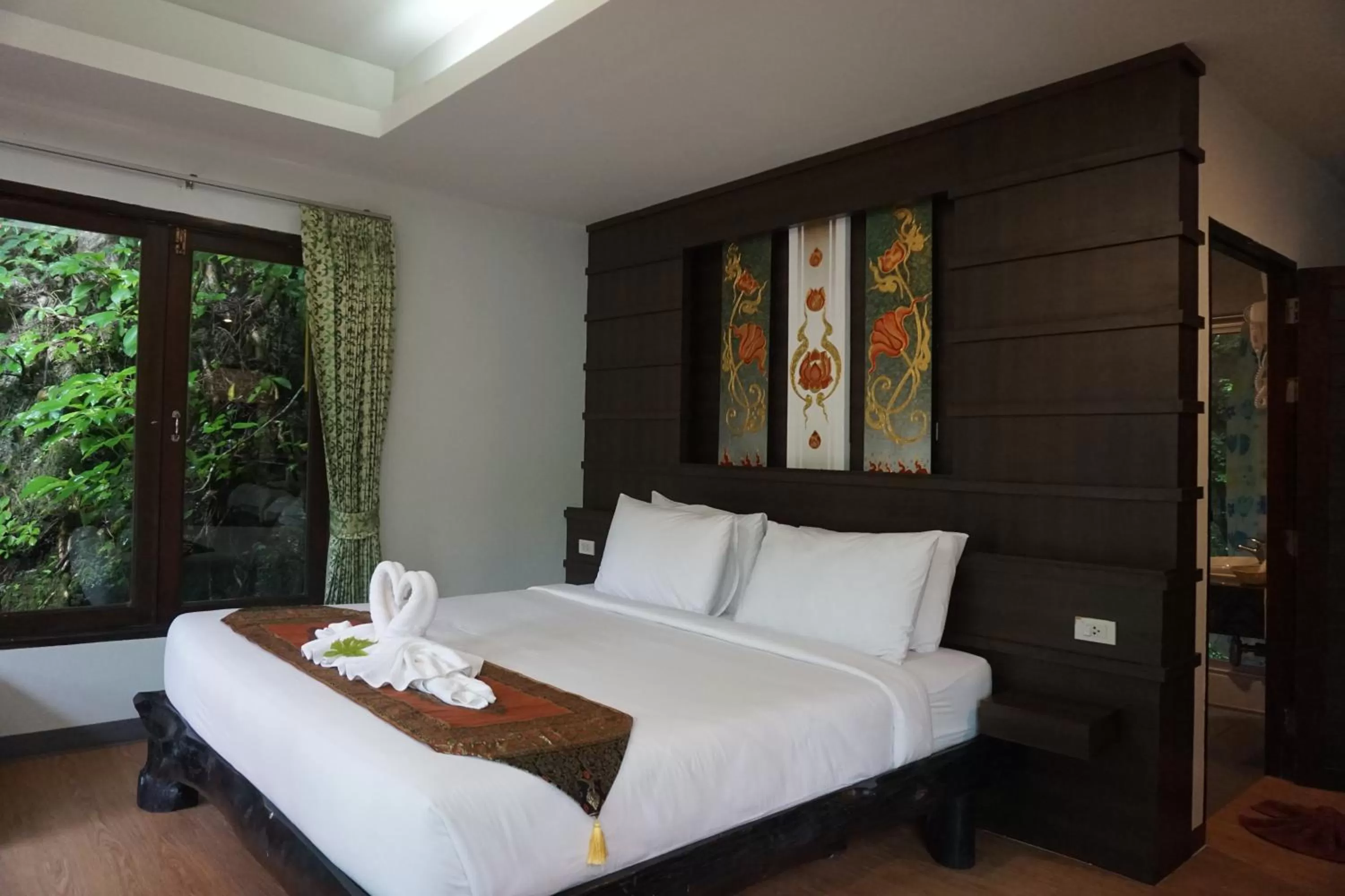 Bed in Rock and Tree House Resort