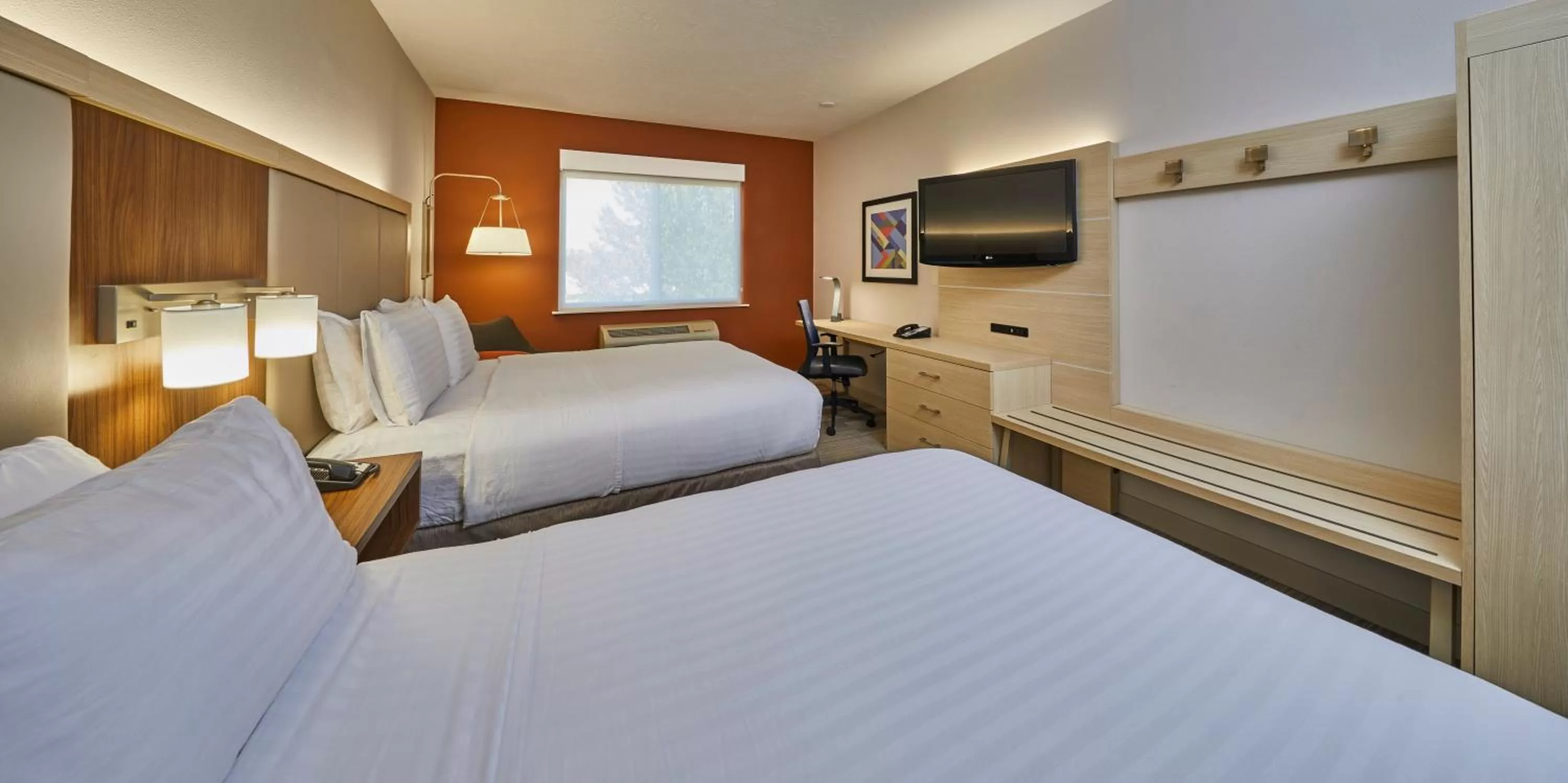 Bed in Holiday Inn Express Hotel & Suites Medford-Central Point by IHG