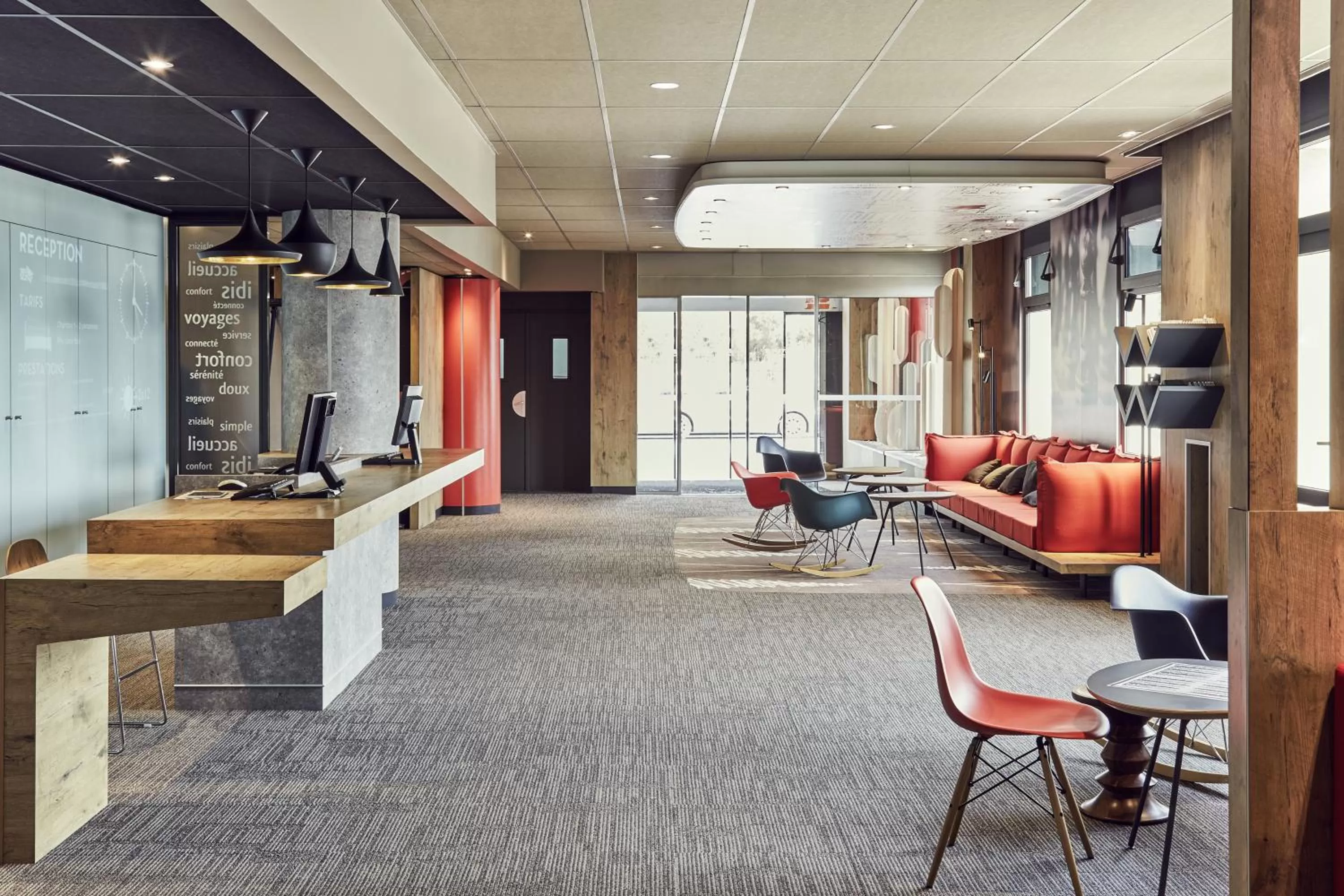 Lobby or reception in ibis Toulon La Valette