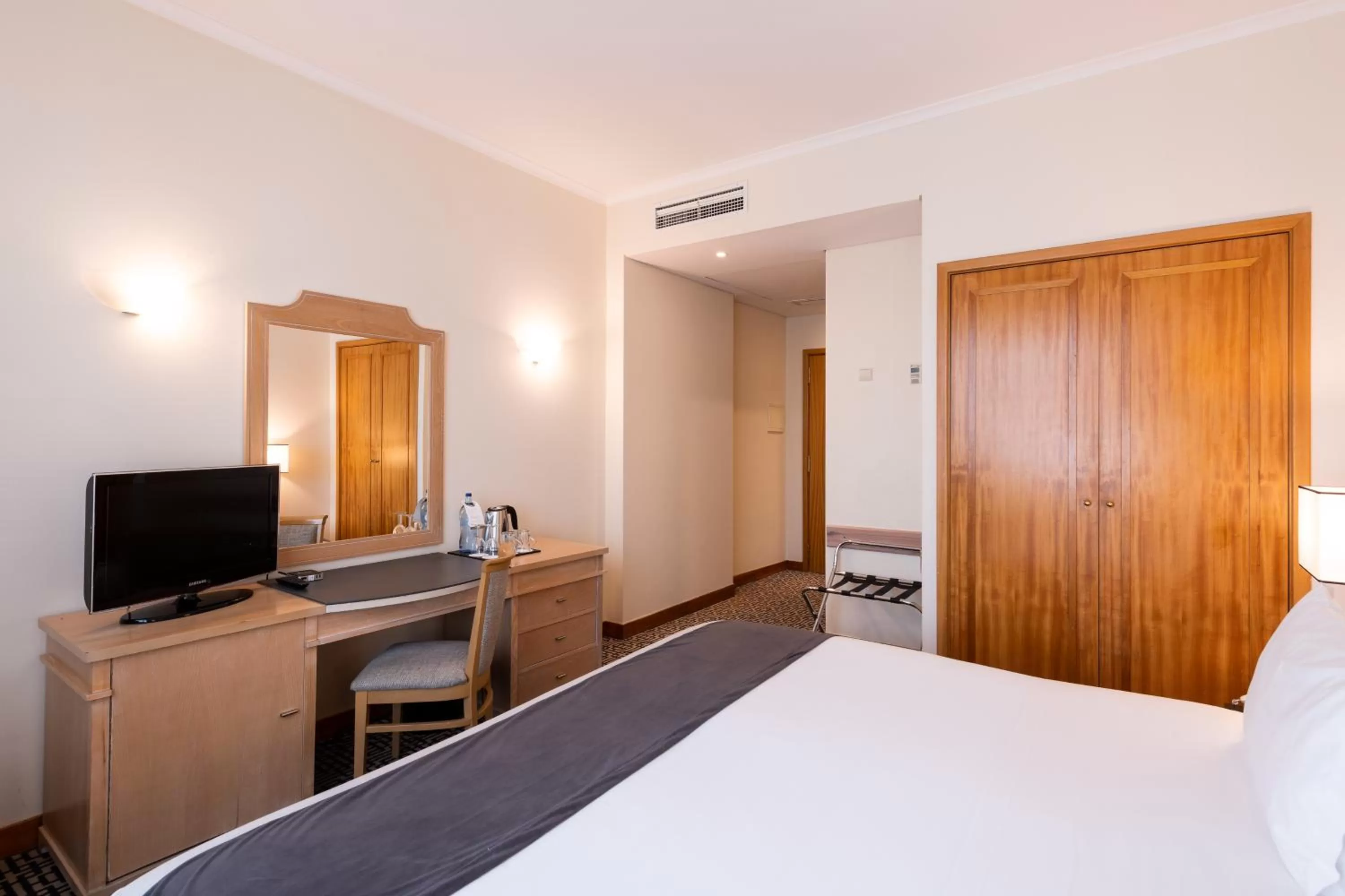 Photo of the whole room, Bed in Hotel Mundial