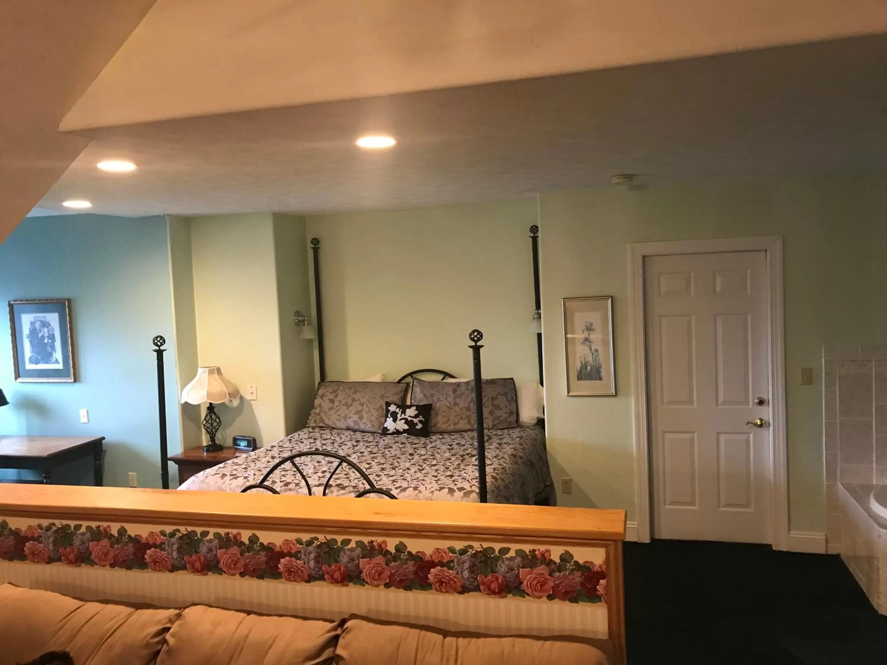 Bedroom, Bed in Longhouse Manor B&B