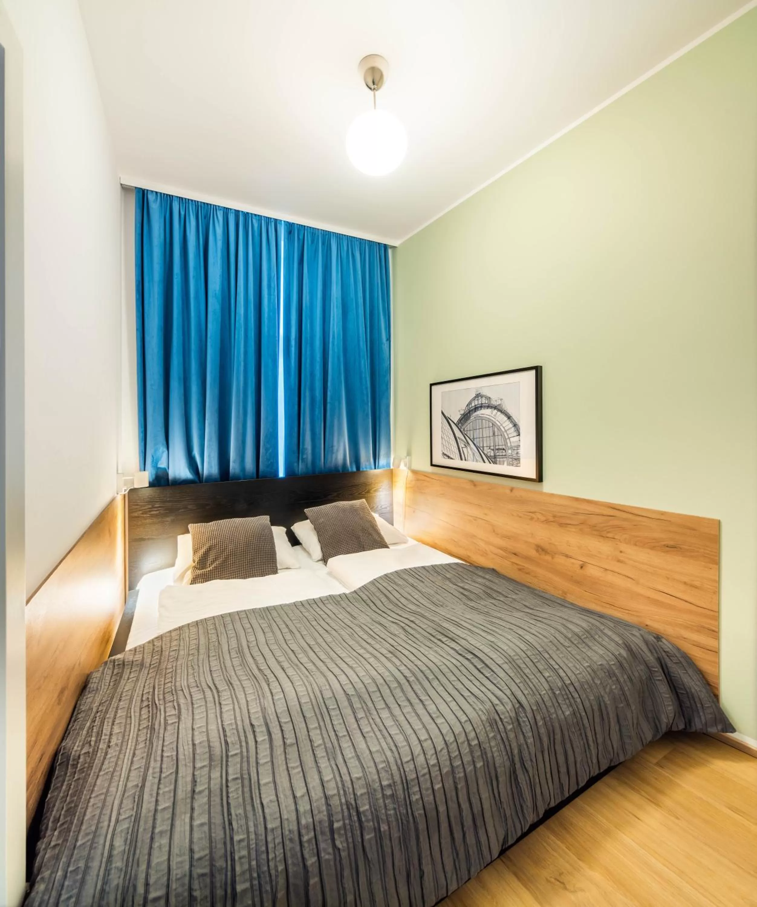 Bed in Jimmy's Apartments Emerald