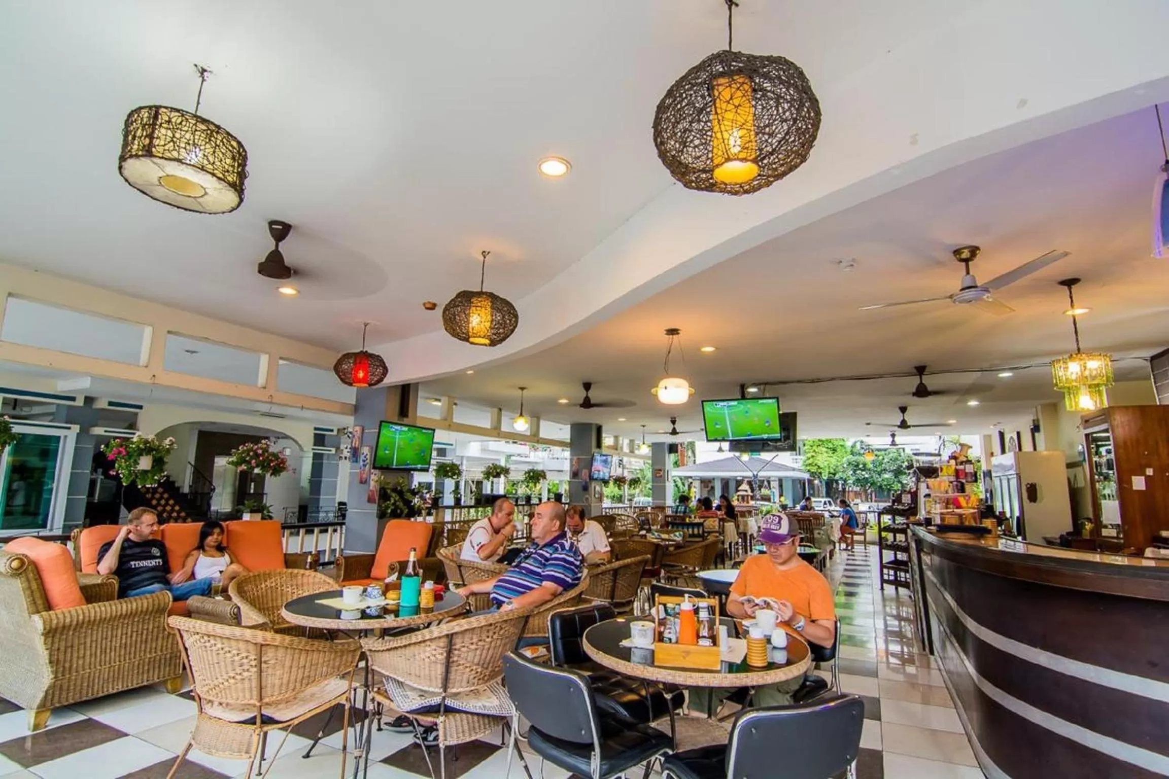 Restaurant/places to eat in Sutus Court 4