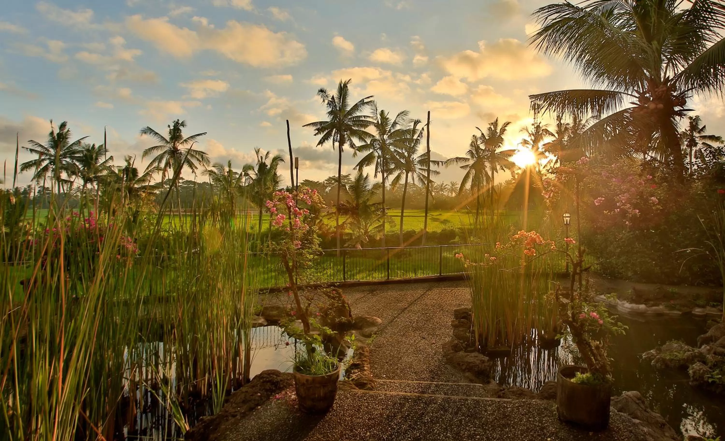 Property building in Green Field Hotel and Restaurant