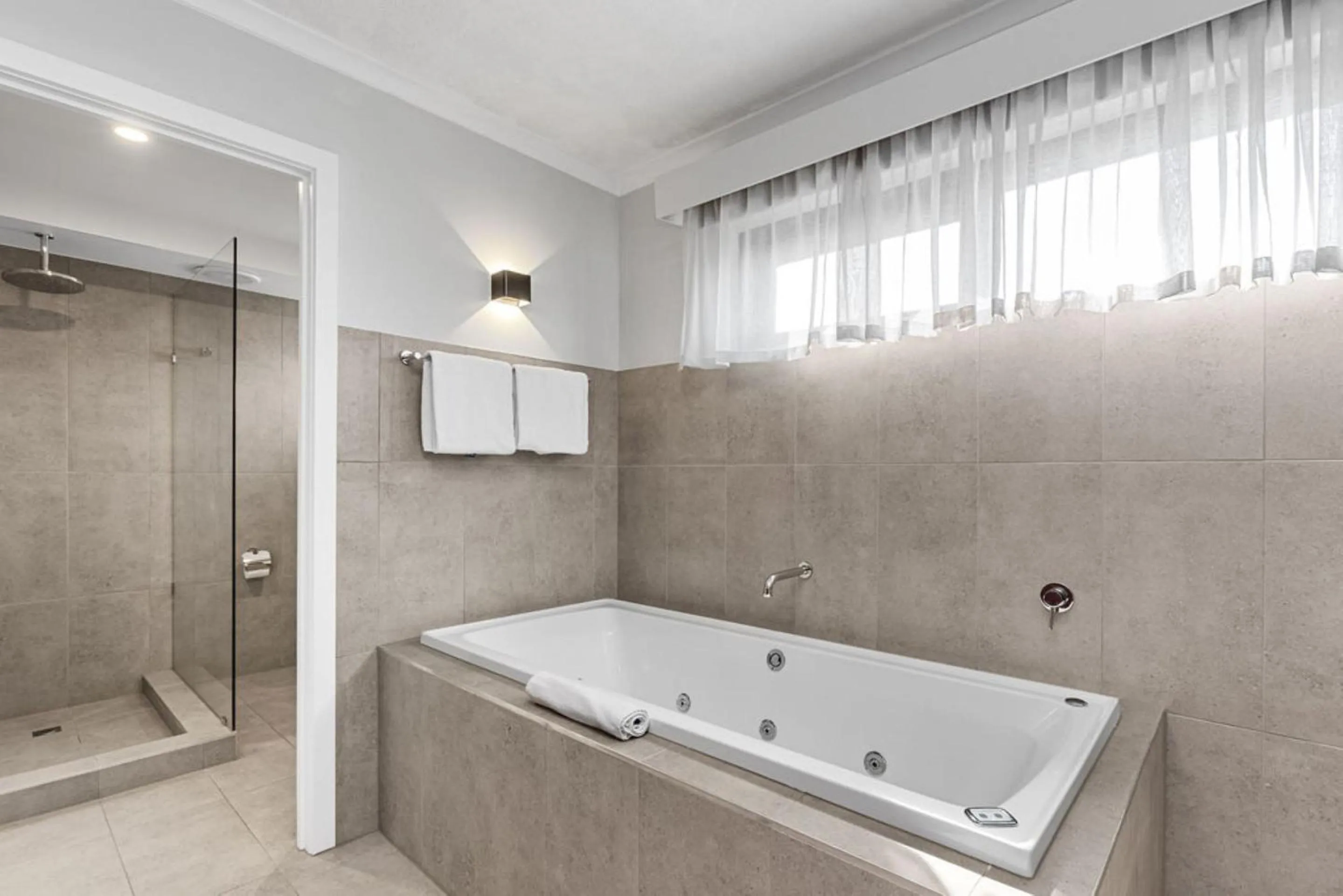 Hot Tub, Bathroom in Best Western Apollo Bay Motel