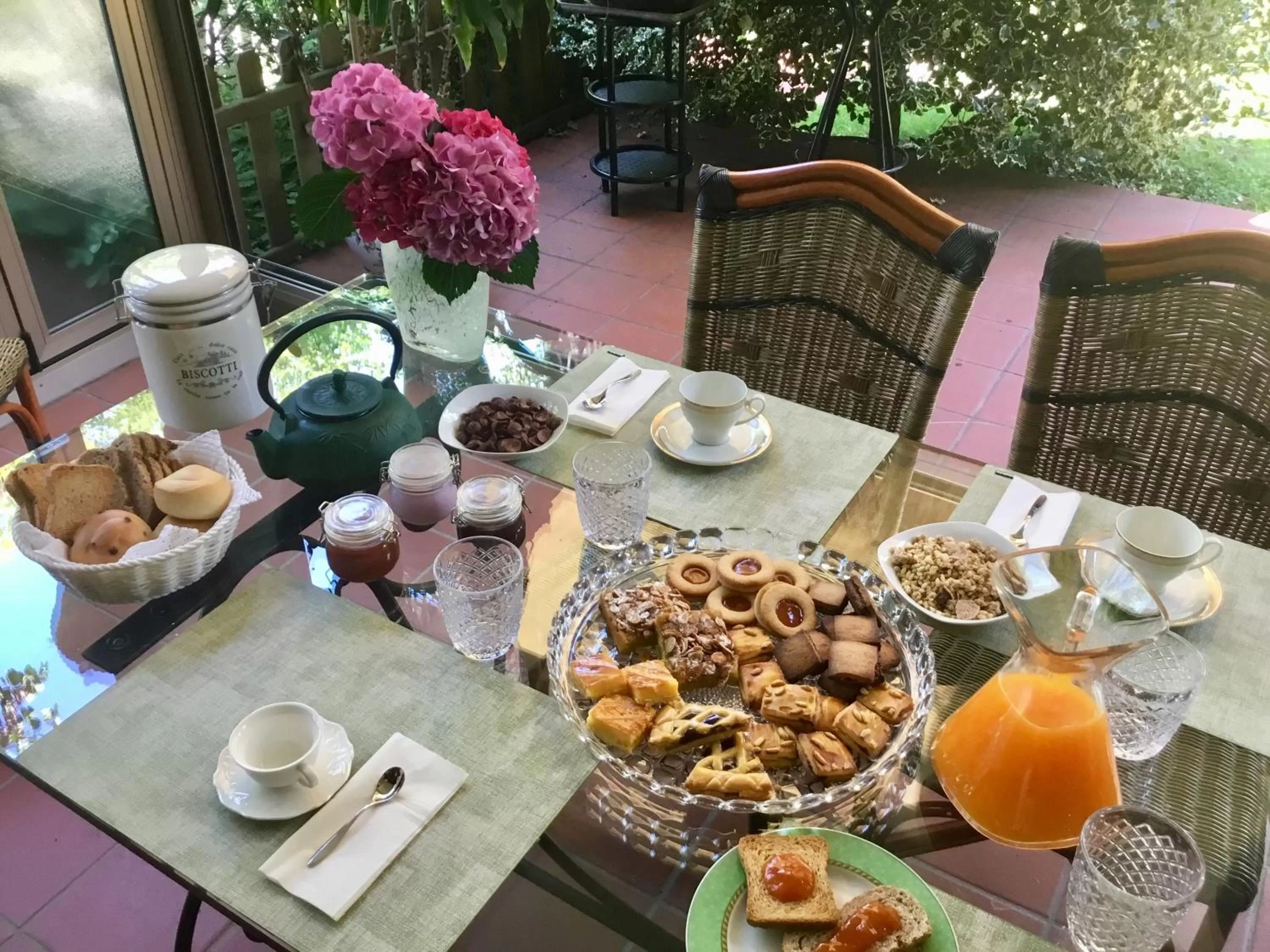 Continental breakfast in La Pergola B&B