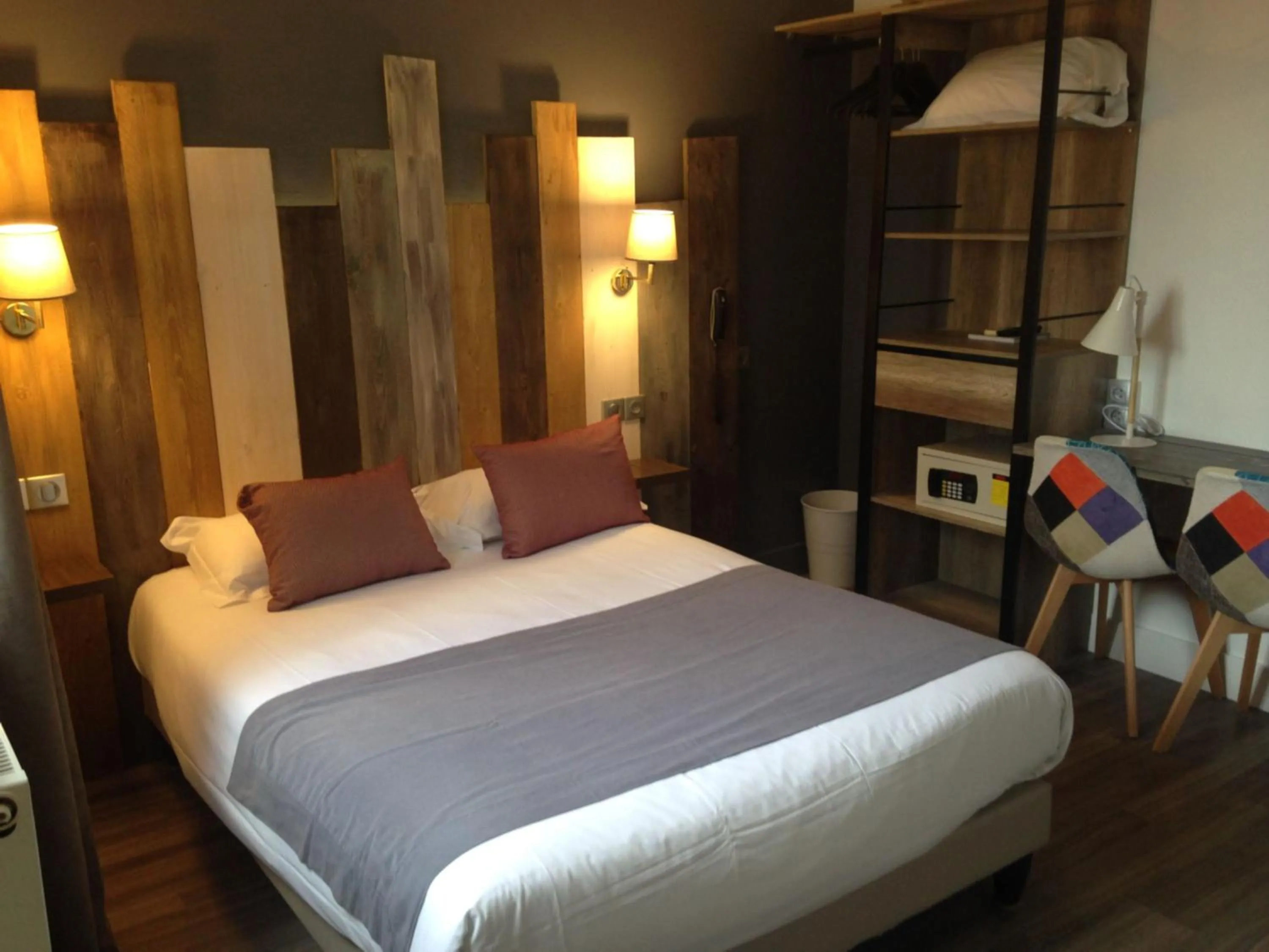 Bed in LOGIS HOTEL & RESTAURANT L'ETAPE Bouc Bel Air - Gardanne