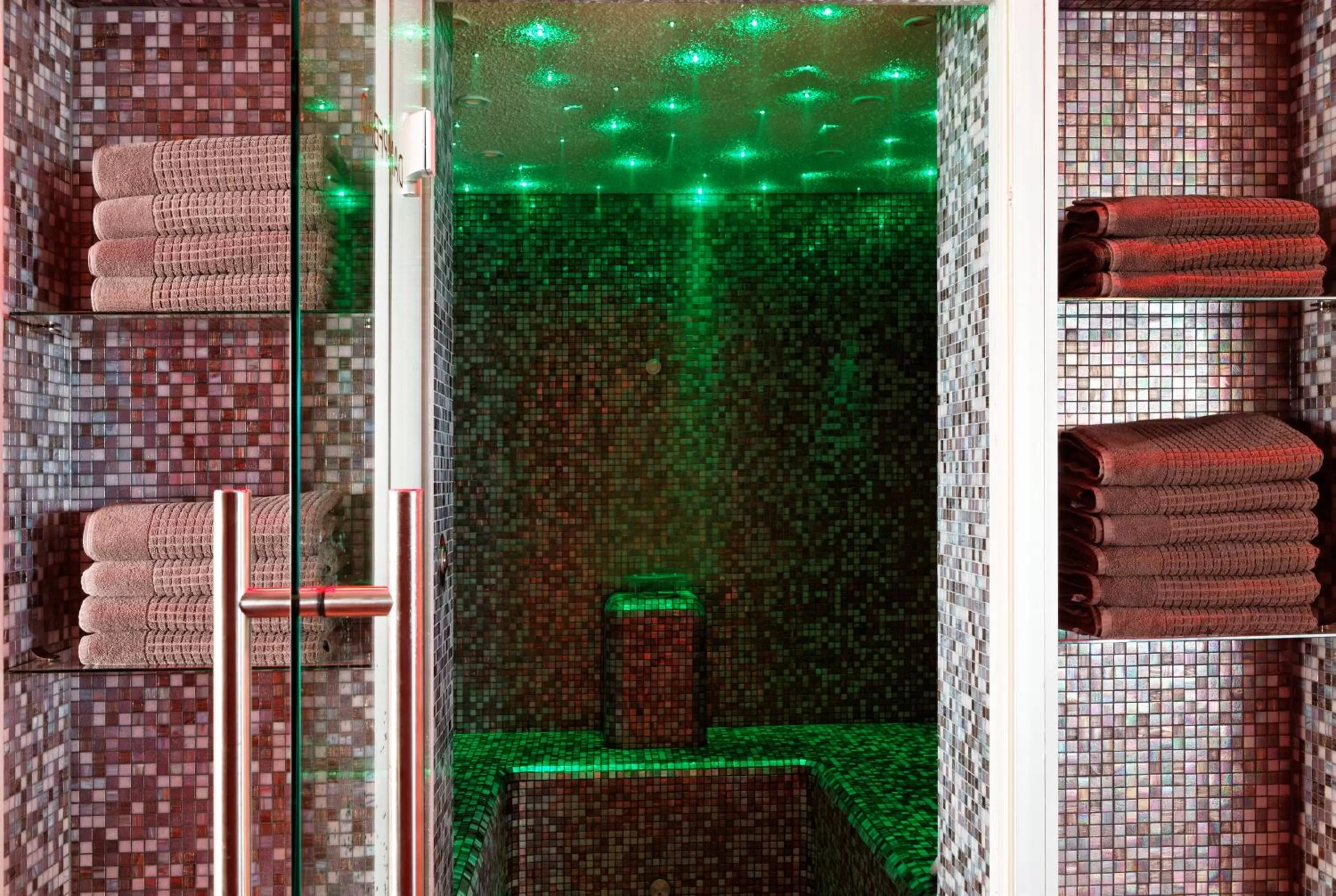 Spa and wellness centre/facilities, Bathroom in Hotel Nationalpark