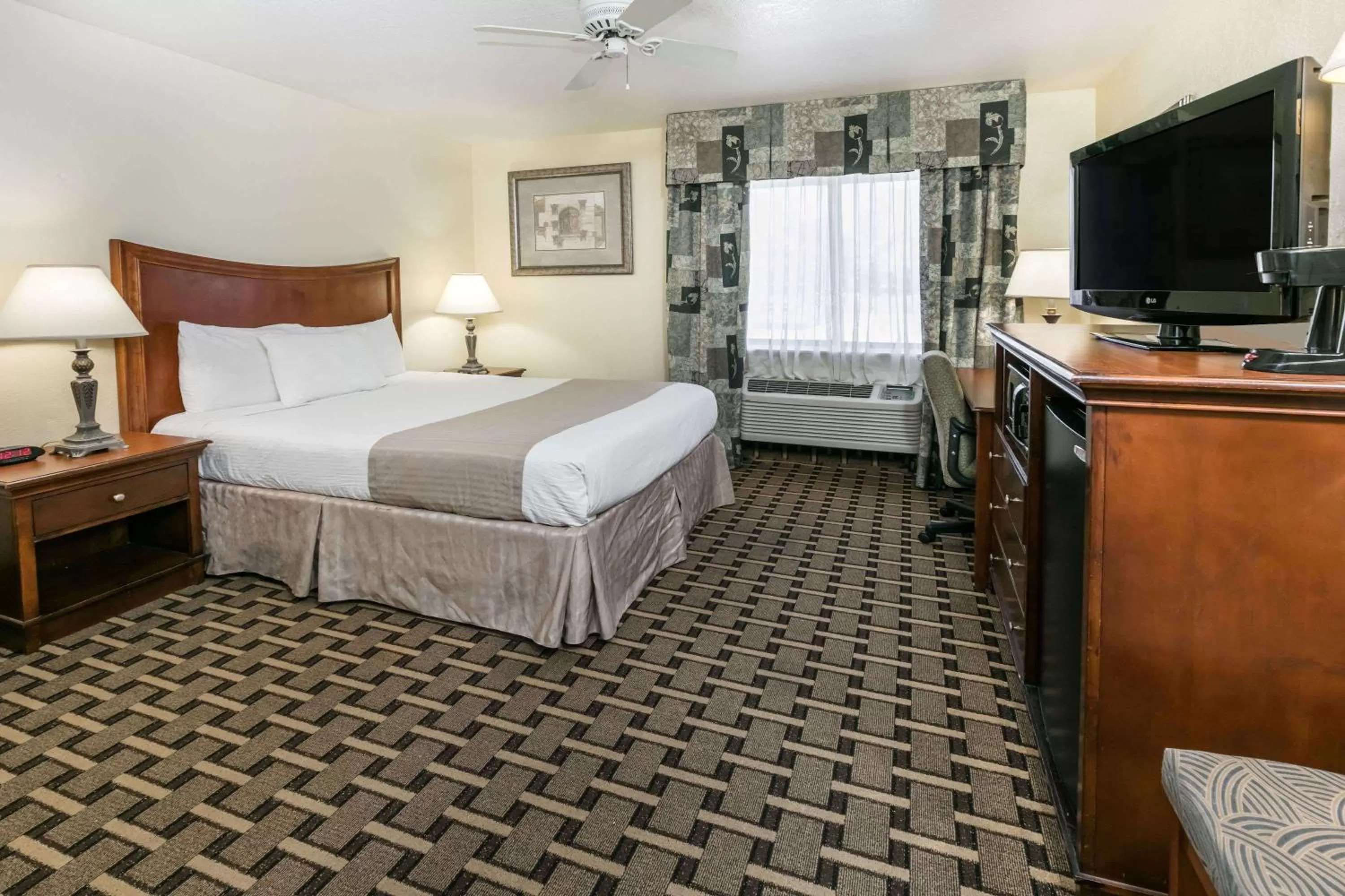 Photo of the whole room, Bed in Baymont by Wyndham Arlington At Six Flags Dr