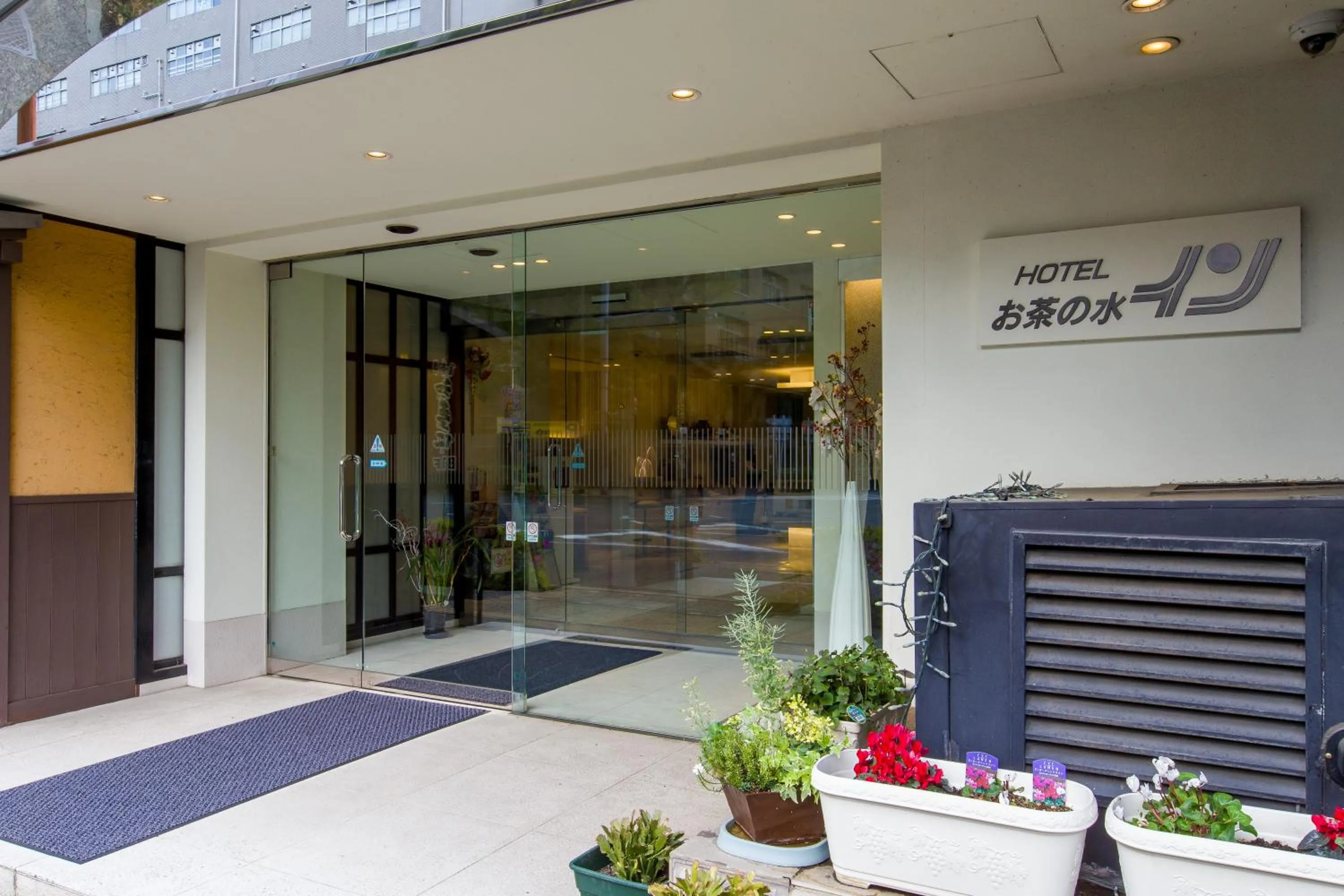 Facade/entrance in Ochanomizu Inn