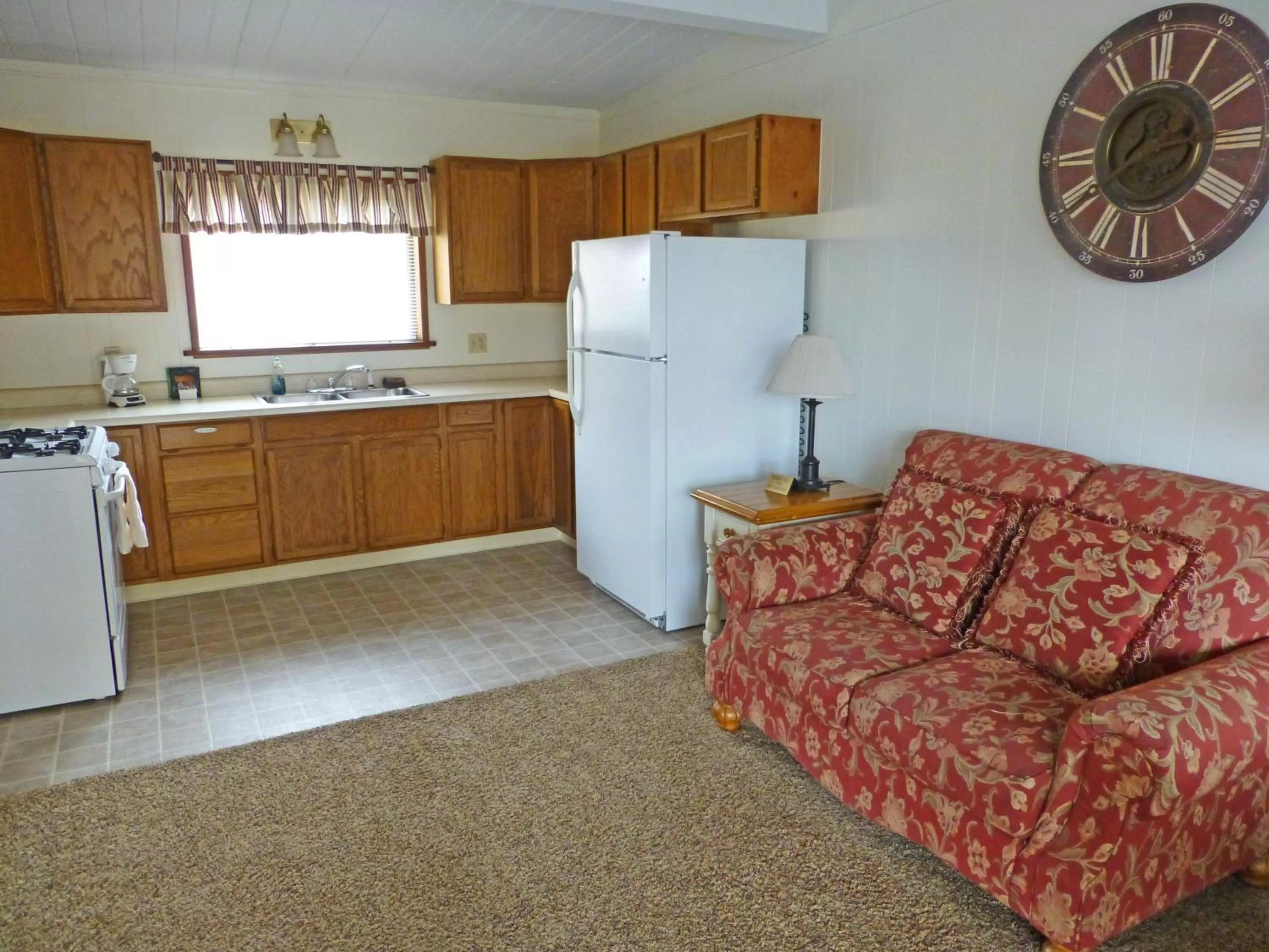 Kitchen or kitchenette in Redwood Suites