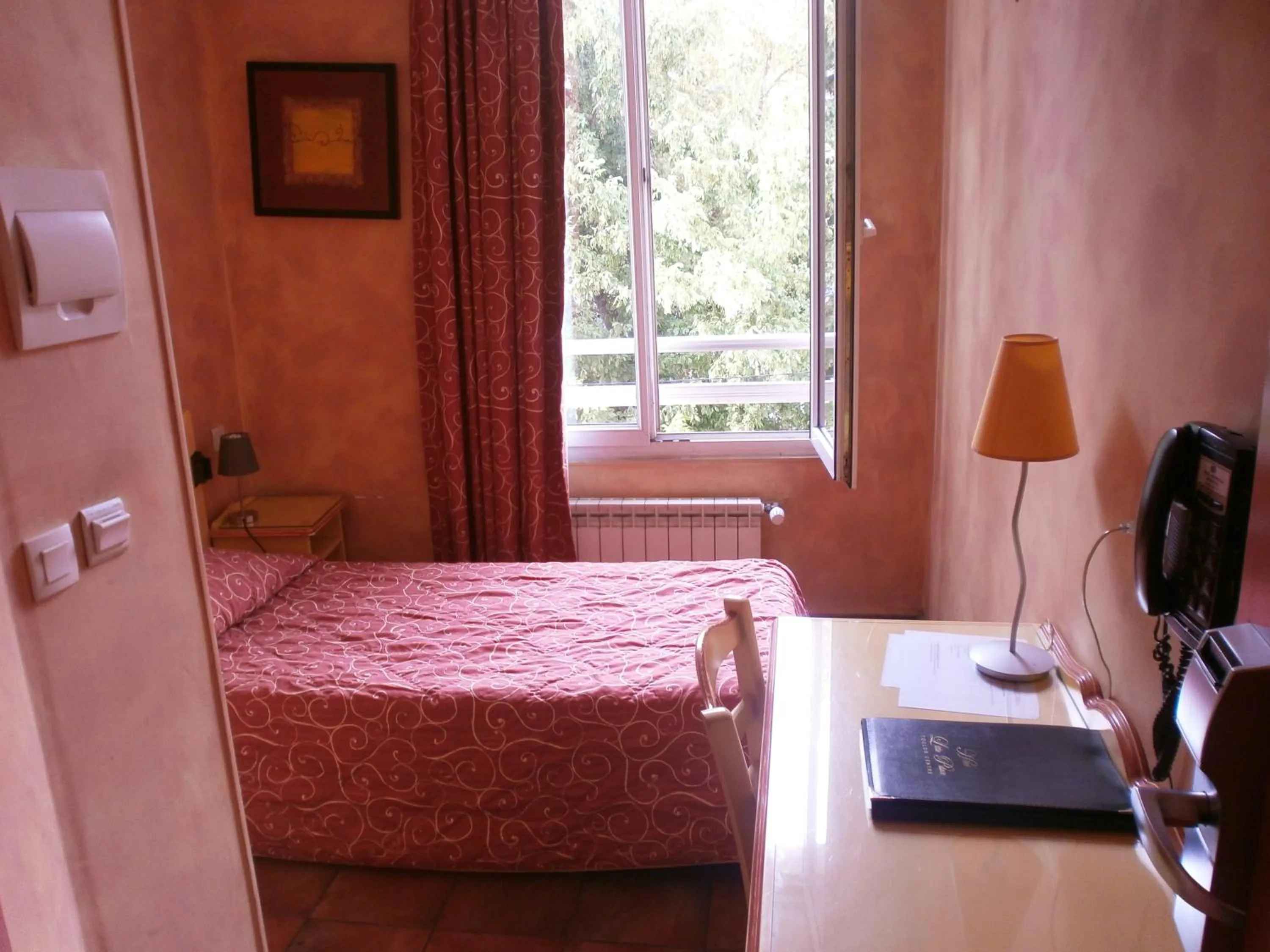 Photo of the whole room, Bed in Little Palace