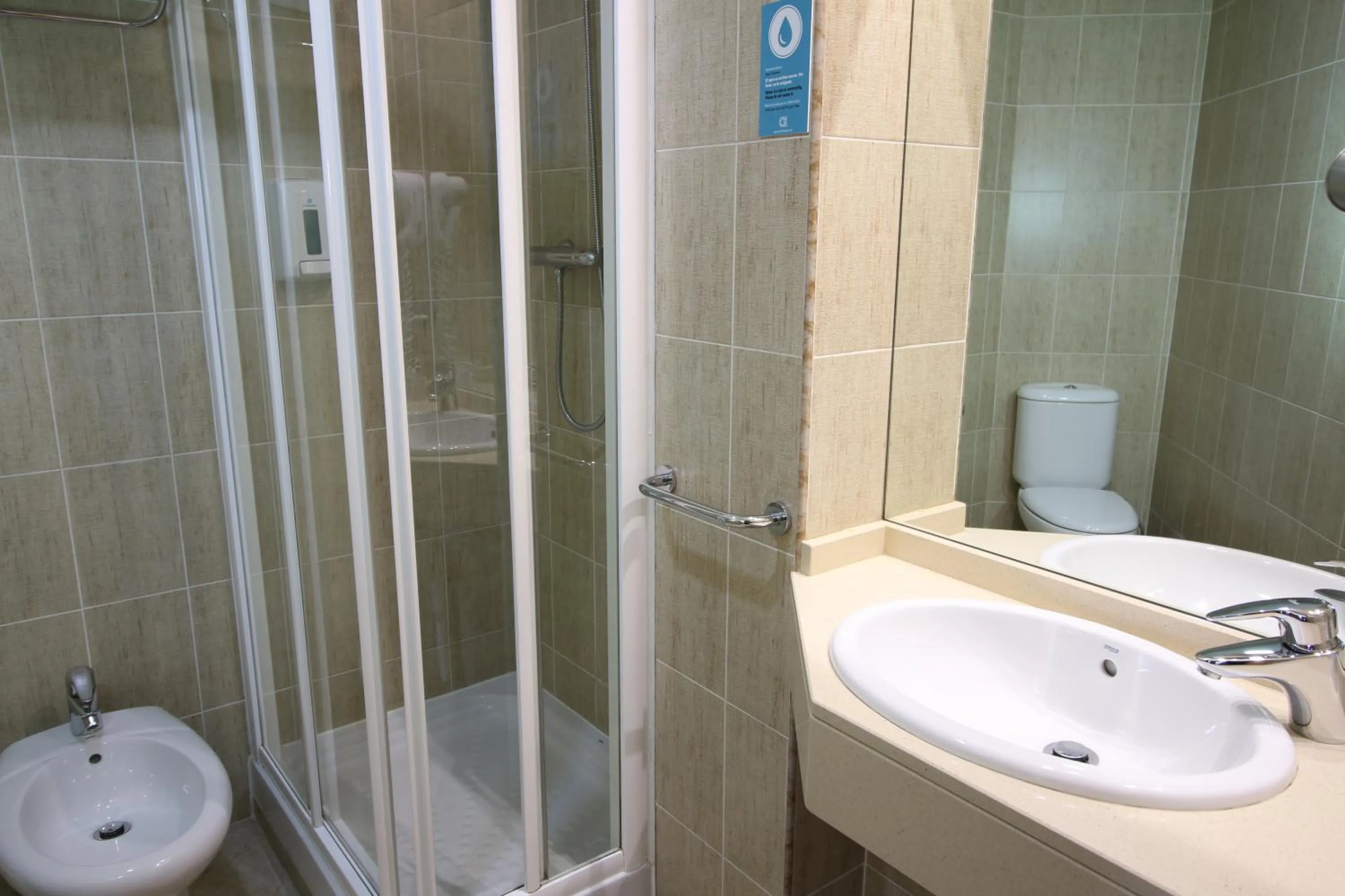 Shower in Hotel Alda Cardeña