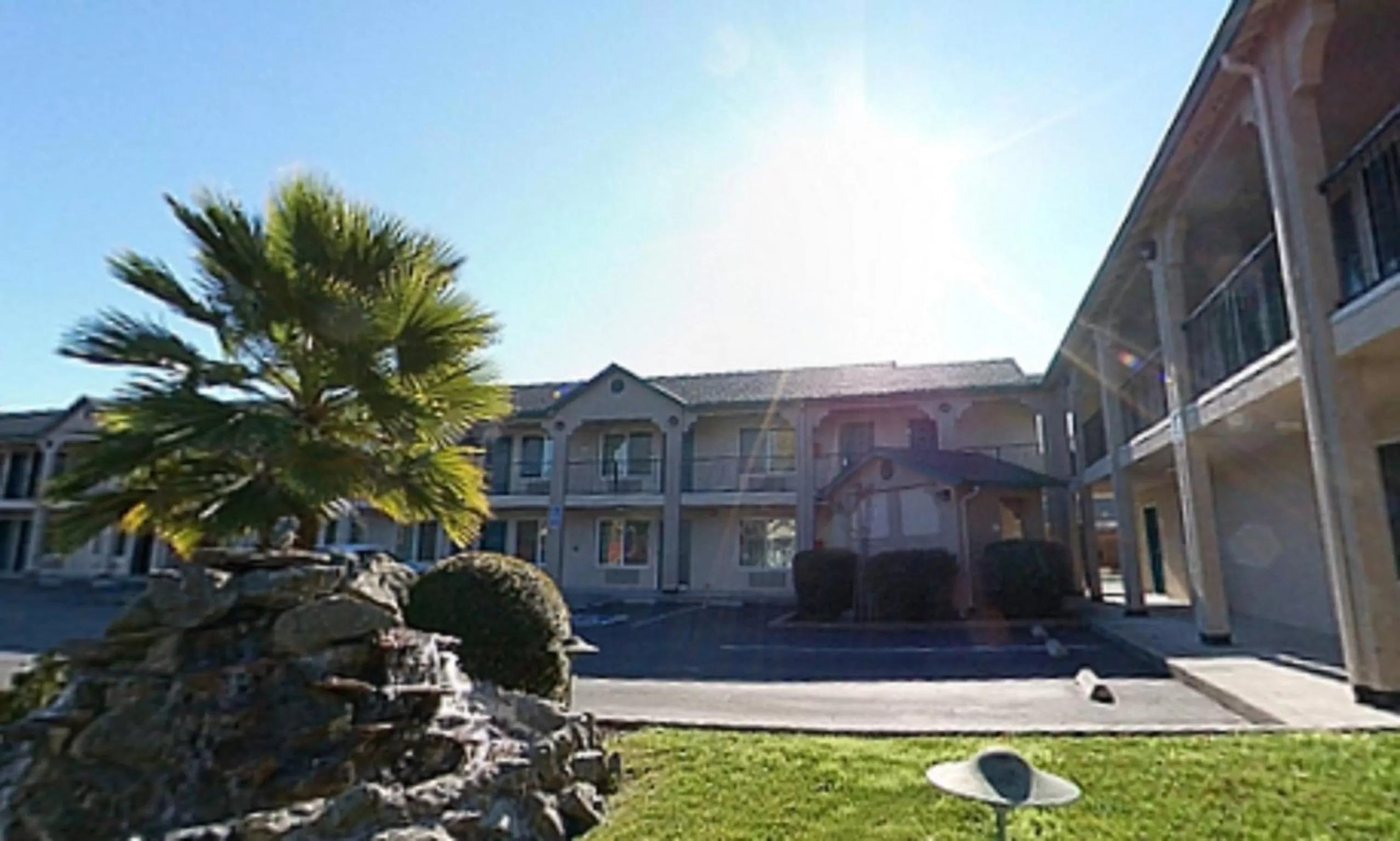 Property building in Cloverdale Wine Country Inn & Suites