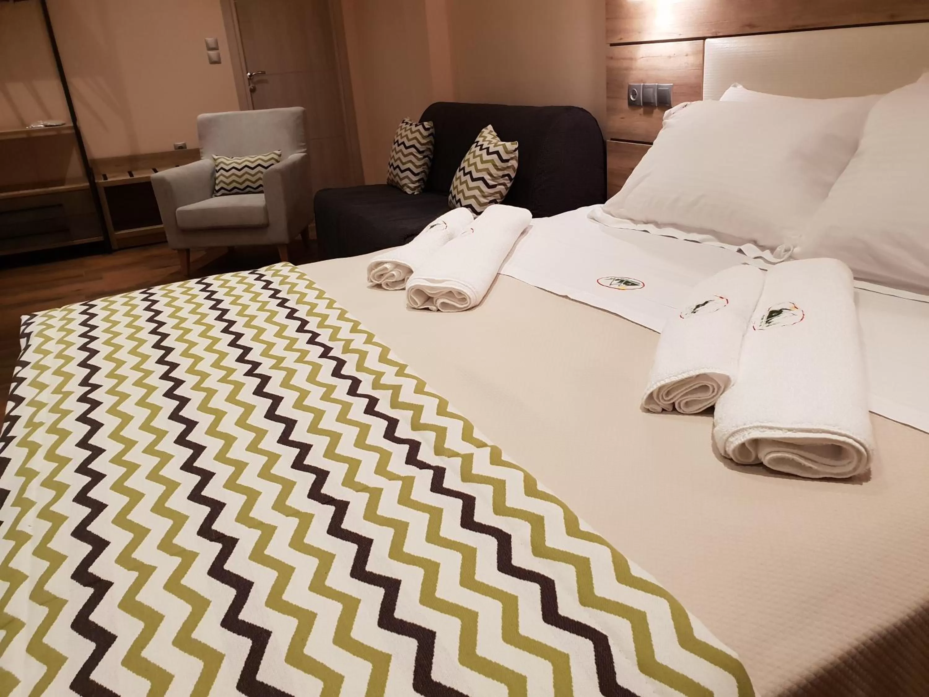 Photo of the whole room, Bed in Mondeus Inn Luxury