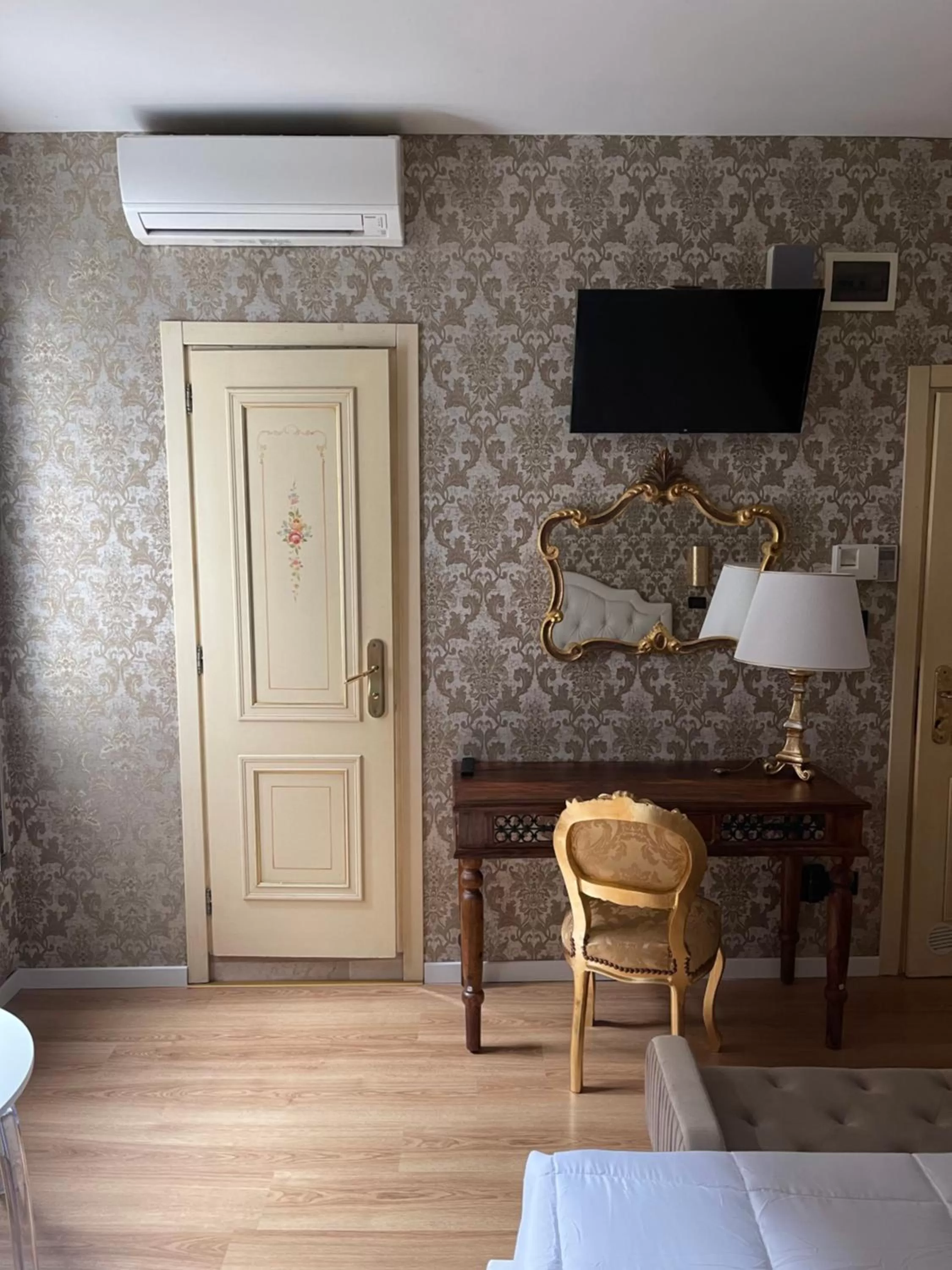 Seating area, Bed in Hotel Apostoli Garden