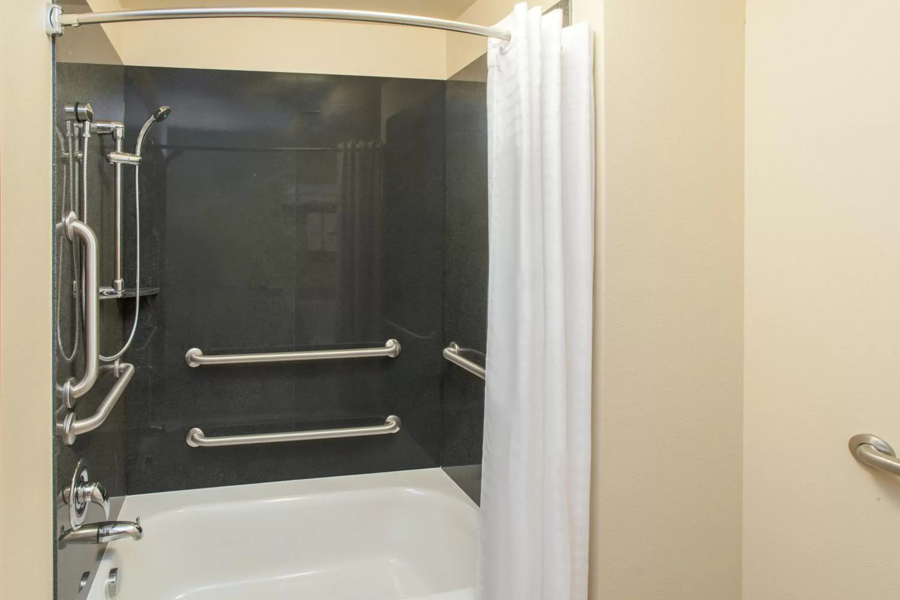 King Room with One King Bed and Bath Tub with Grab Bars - Mobility Accessible - Non-Smoking in Baymont by Wyndham Grand Forks King Room with One King Bed and Bath Tub with Grab Bars - Mobility Accessible - Non-Smoking in Baymont by Wyndham Grand Forks