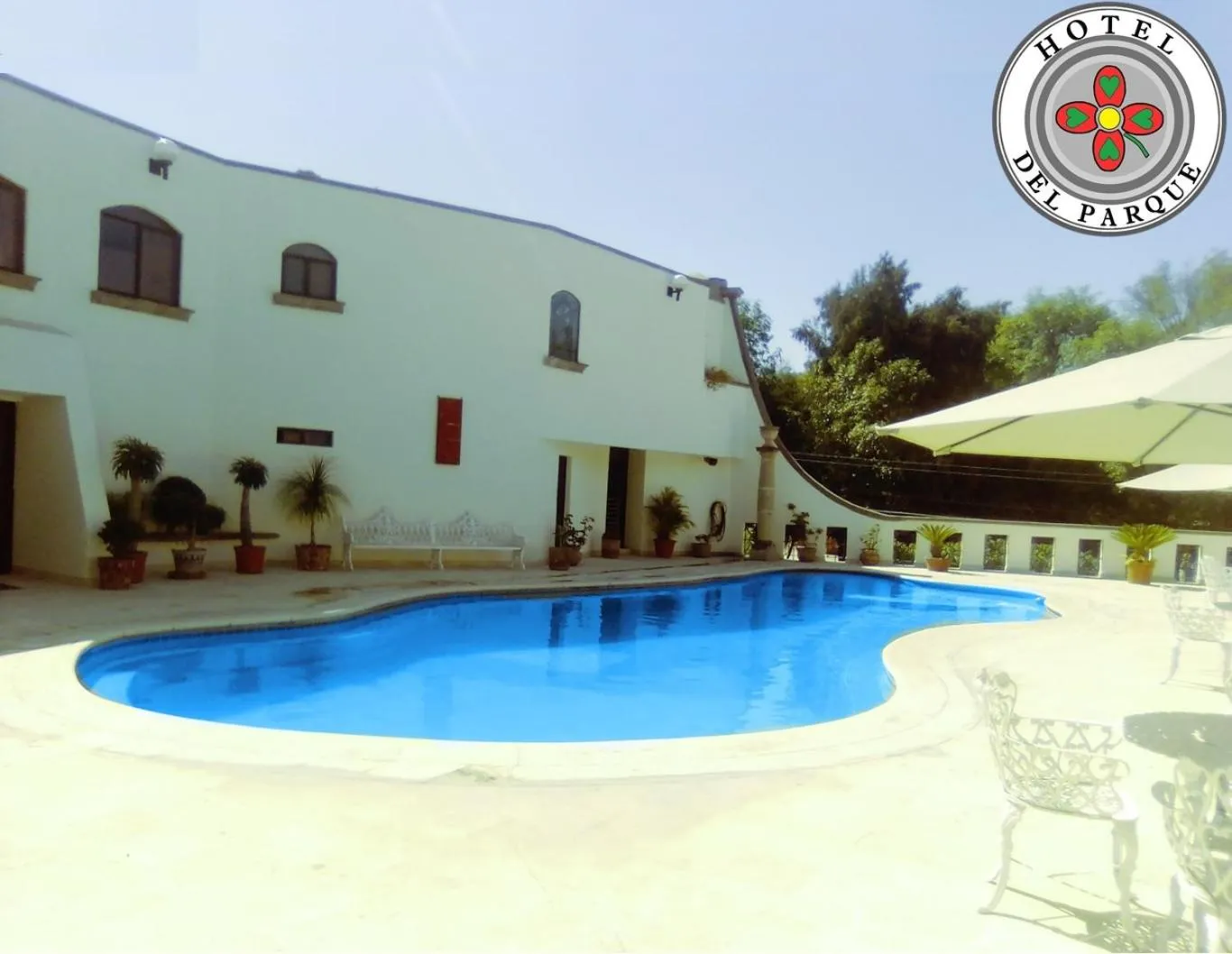 Swimming pool in Hotel Del Parque