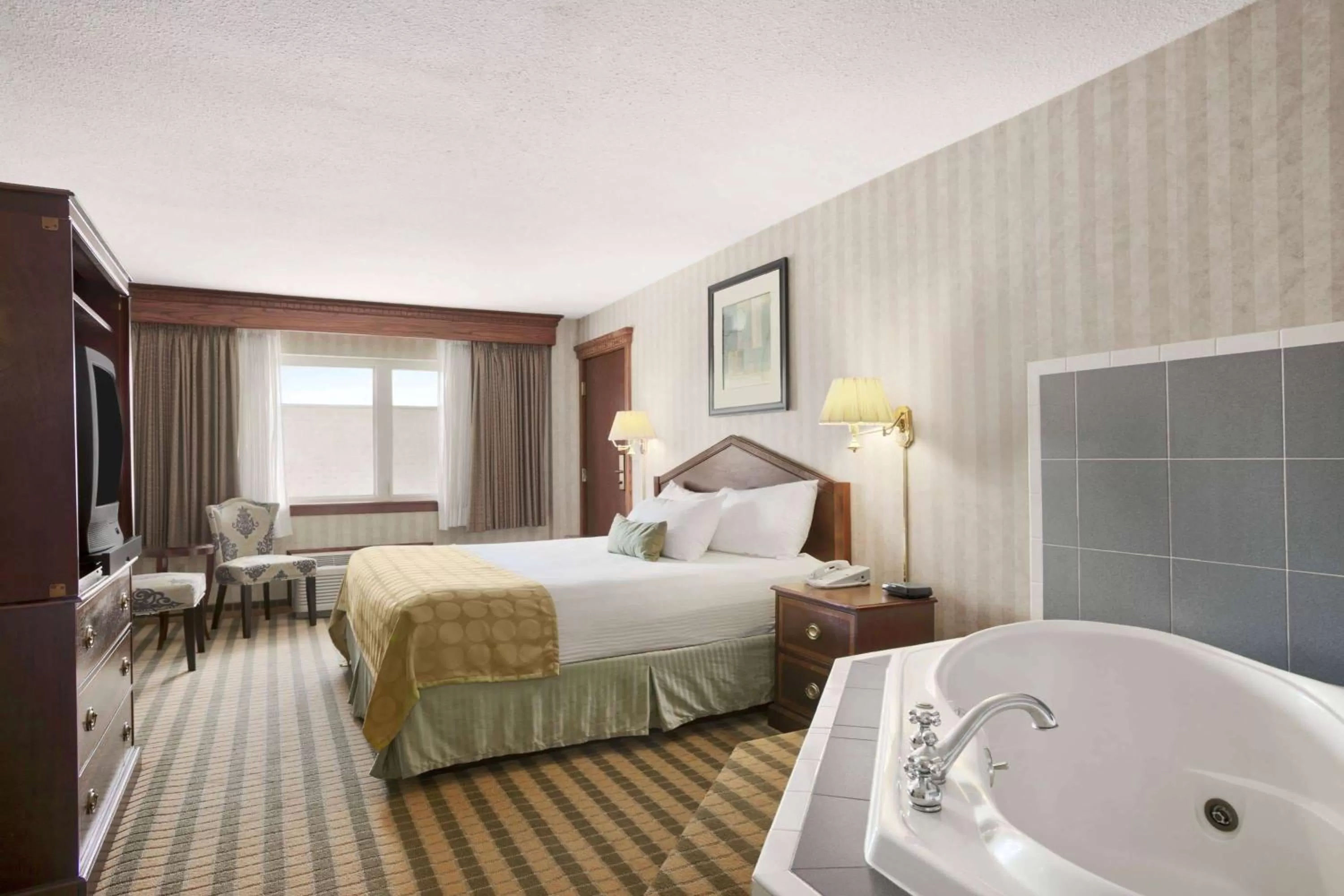 Hot Tub, Bed in Ramada by Wyndham Saginaw Hotel & Suites