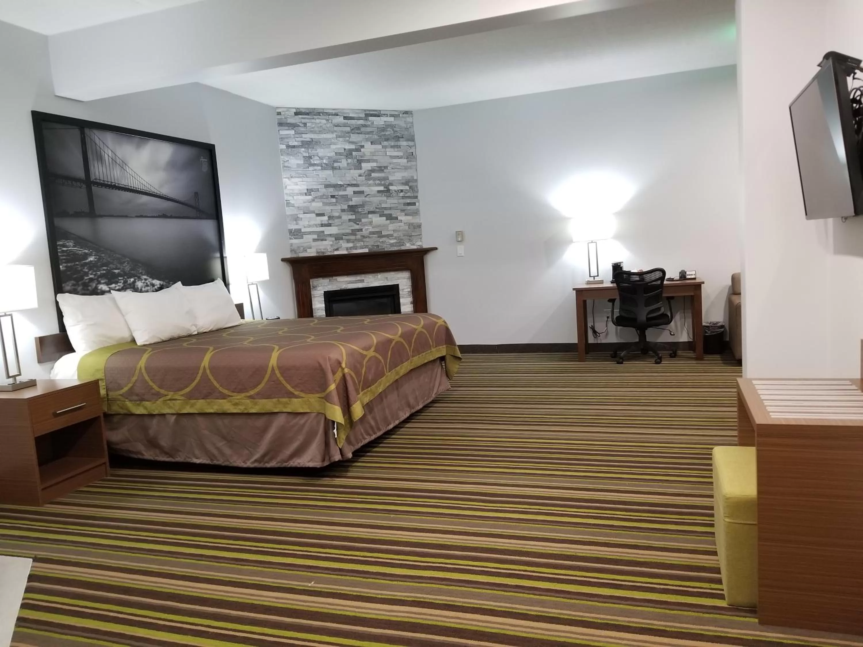 Photo of the whole room, Bed in Super 8 by Wyndham Windsor/Dougall