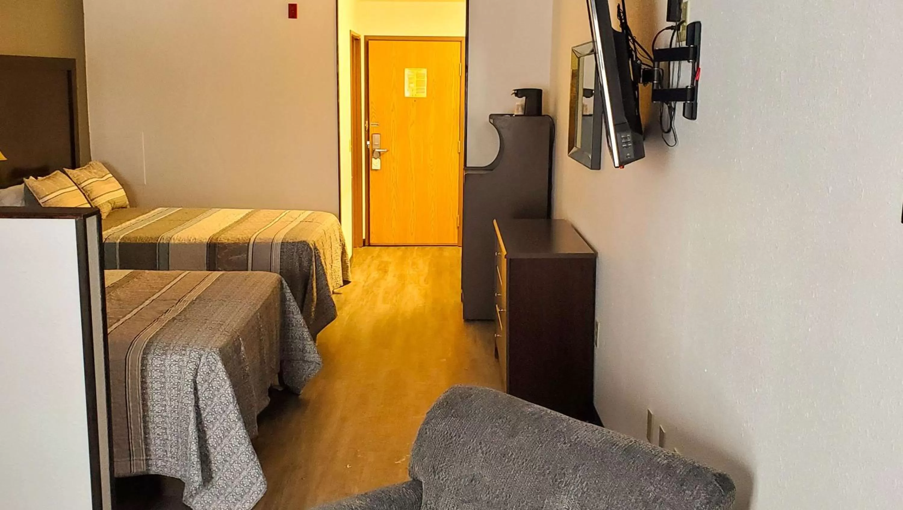 Photo of the whole room, Bed in Jasper Ridge Inn Ishpeming