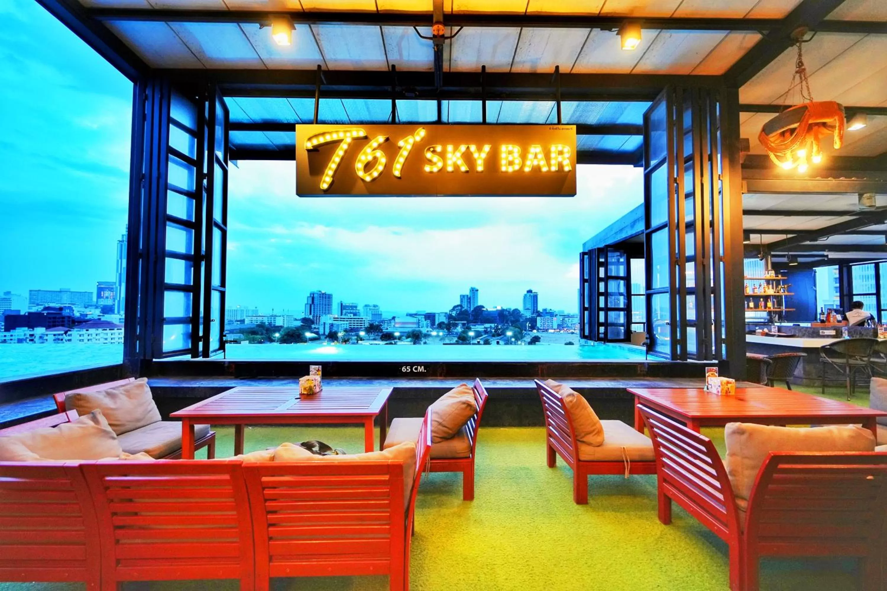 Lounge or bar in SureStay Plus by Best Western T Pattaya