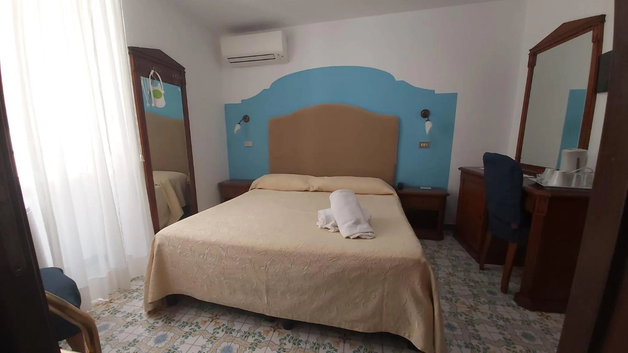 Bedroom, Bed in Hotel Amalfi