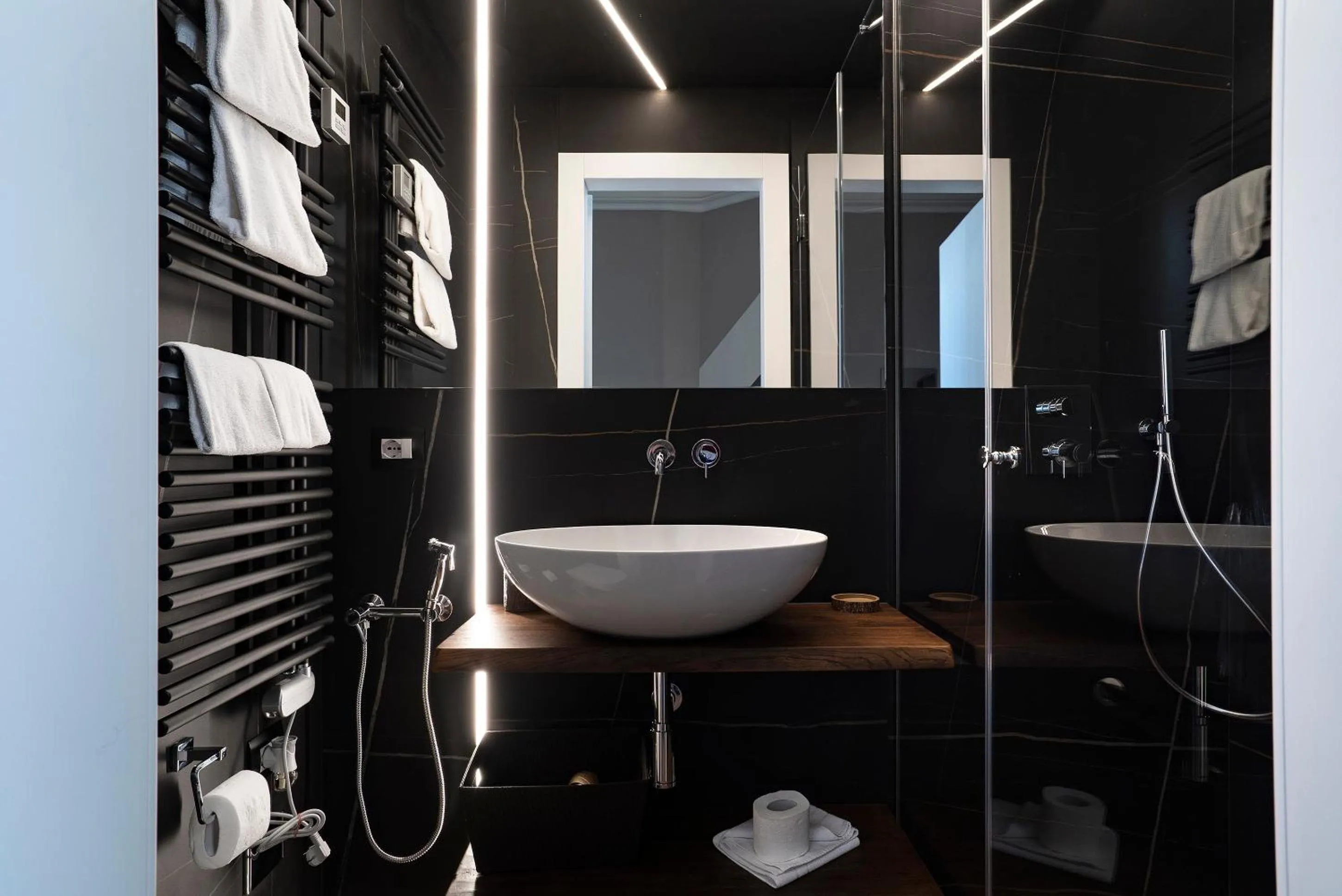 Shower in Artemide Guest House